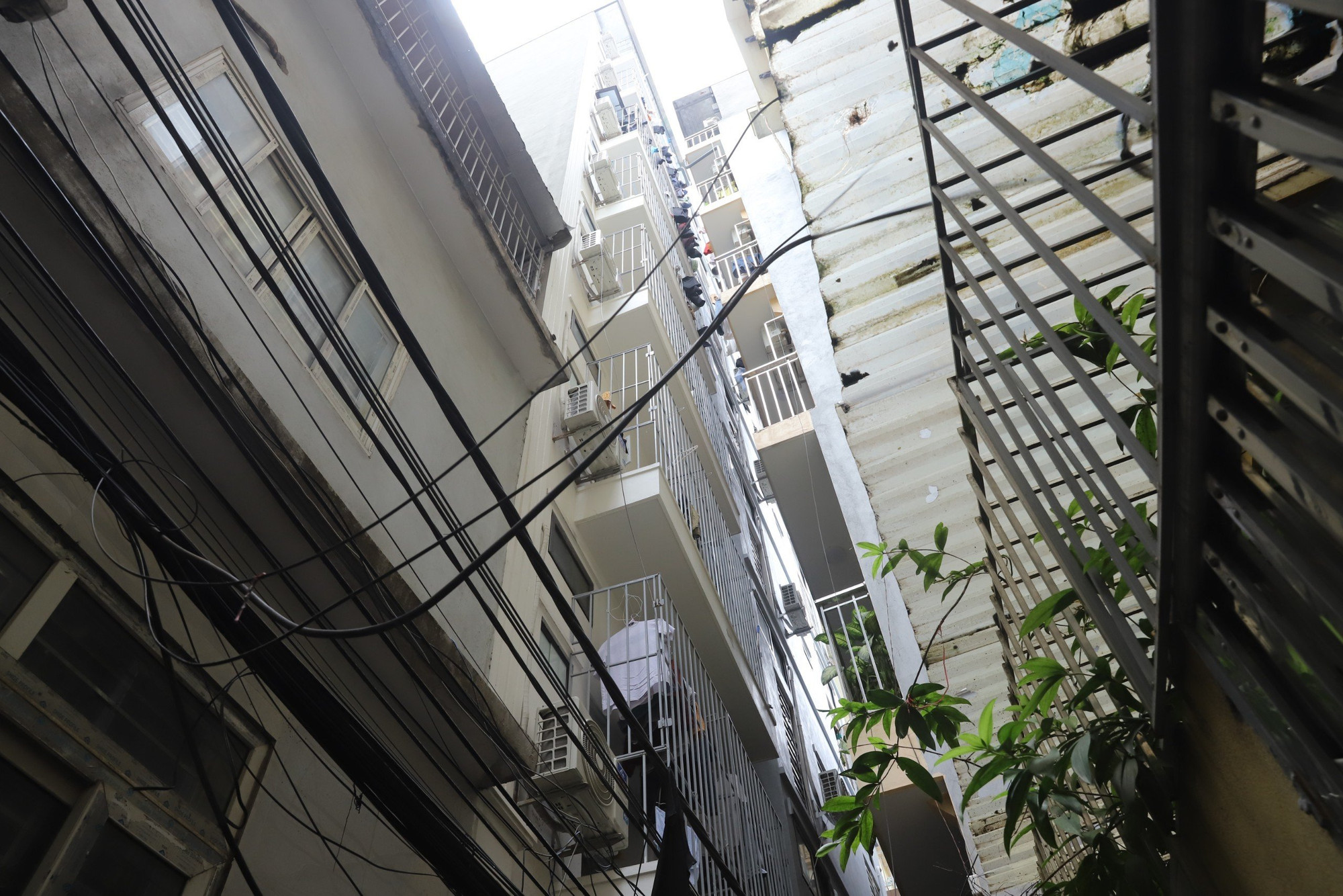 Theo kế hoạch, Hà Nội sẽ tiến hành tổng kiểm tra việc chấp hành pháp luật về đất đai, quy hoạch, đầu tư, xây dựng, an toàn điện, an toàn về phòng cháy chữa cháy và cứu nạn cứu hộ đối với 100% chung cư mini, cơ sở kinh doanh dịch vụ cho thuê trọ trên địa bàn quản lý; kịp thời phát hiện, xử lý nghiêm các vi phạm theo quy định của pháp luật. Theo kế hoạch, Hà Nội sẽ tiến hành tổng kiểm tra việc chấp hành pháp luật về đất đai, quy hoạch, đầu tư, xây dựng, an toàn điện, an toàn về phòng cháy chữa cháy và cứu nạn cứu hộ đối với 100% chung cư mini, cơ sở kinh doanh dịch vụ cho thuê trọ trên địa bàn quản lý; kịp thời phát hiện, xử lý nghiêm các vi phạm theo quy định của pháp luật.