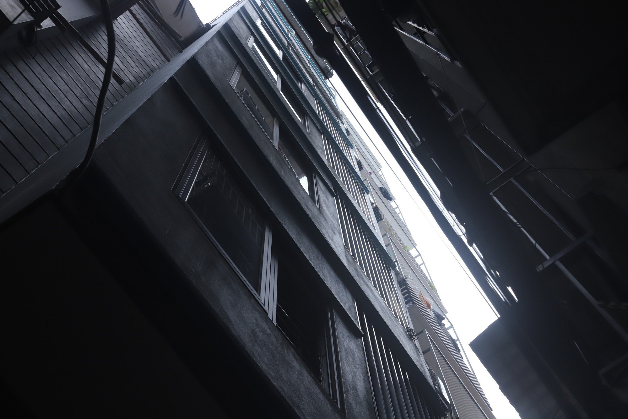 Cận cảnh một chung cư mini trong các ngõ nhỏ của Hà Nội. Khoảng cách giữa các công trình quá bé cũng khiến cho công tác triển khai cứu hộ, cứu nạn gặp nhiều khó khăn khi có sự cố xảy ra. Cận cảnh một chung cư mini trong các ngõ nhỏ của Hà Nội. Khoảng cách giữa các công trình quá bé cũng khiến cho công tác triển khai cứu hộ, cứu nạn gặp nhiều khó khăn khi có sự cố xảy ra.