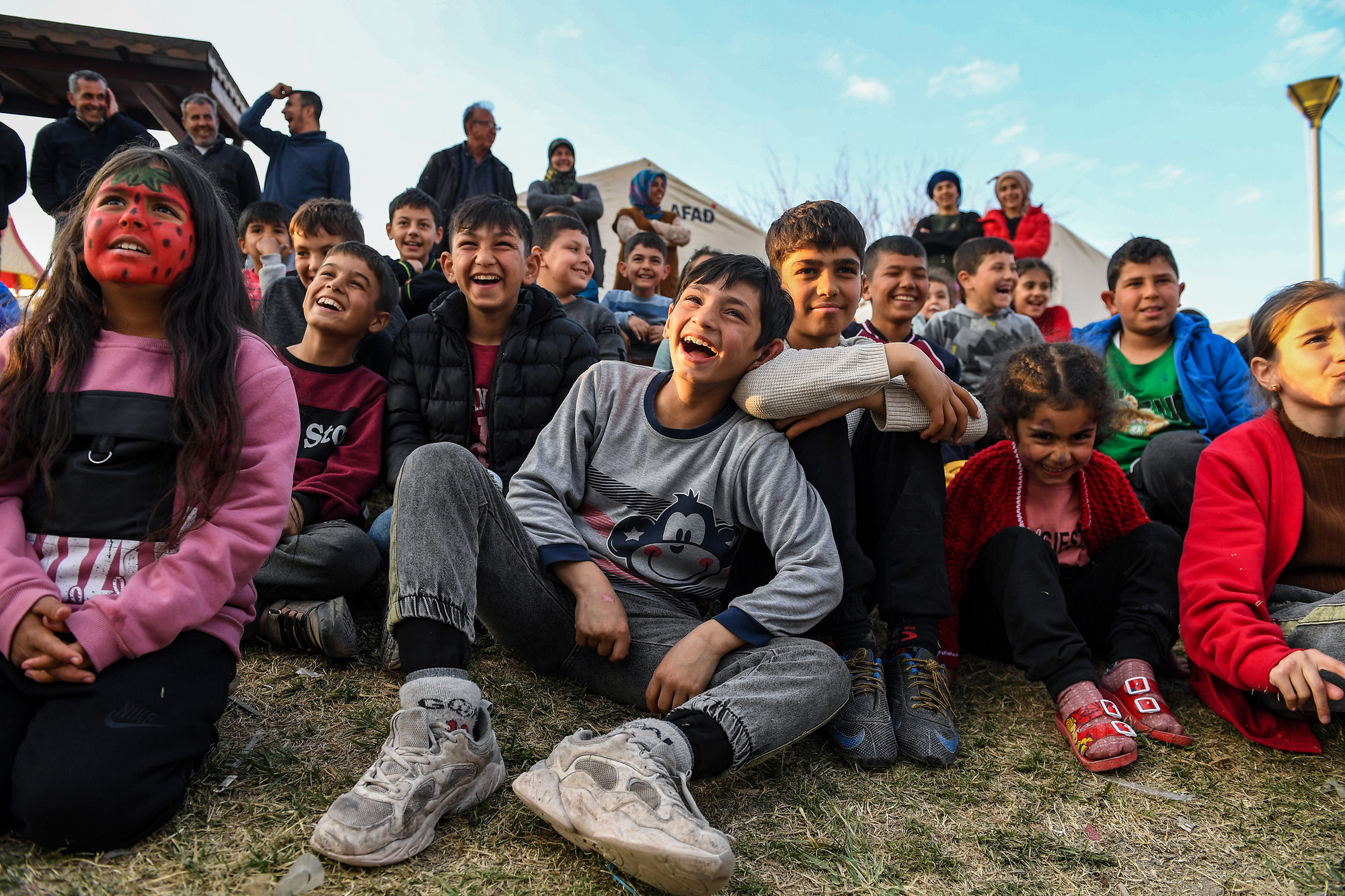 Niềm vui bên gánh xiếc rong...