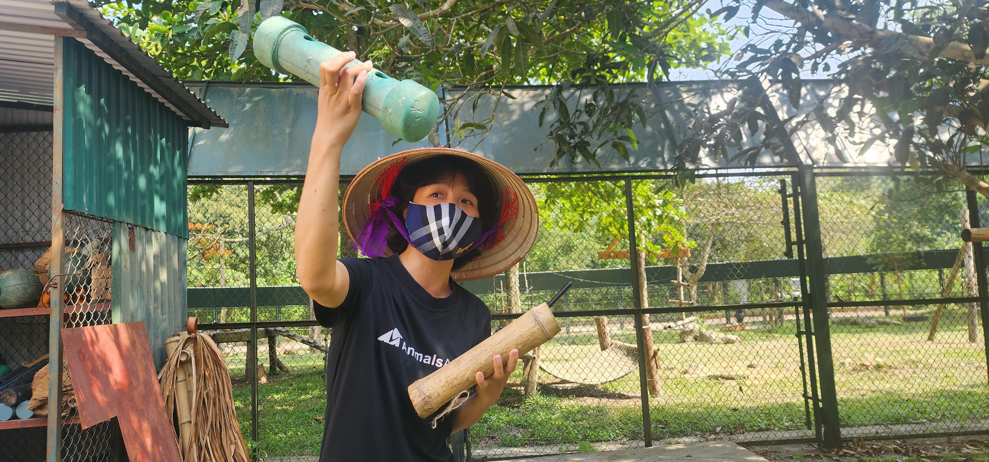 Những chú gấu tại Trung tâm được sở hữu những món đồ chơi độc đáo bằng gỗ, tre và nhựa như thế này. (Ảnh: Sơn Bách)