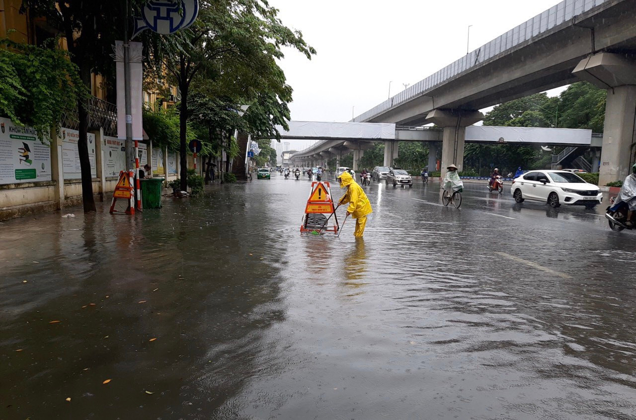 Các lực lượng, phương tiện của Công ty Thoát nước Hà Nội vẫn thực hiện ứng trực theo phương án được duyệt, tập trung vệ sinh, kiểm tra thanh thải bảo đảm thông thoáng dòng chảy, vận hành các cửa phai, trạm bơm nhằm hạ mực nước trên toàn bộ hệ thống sẵn sàng đón mưa.