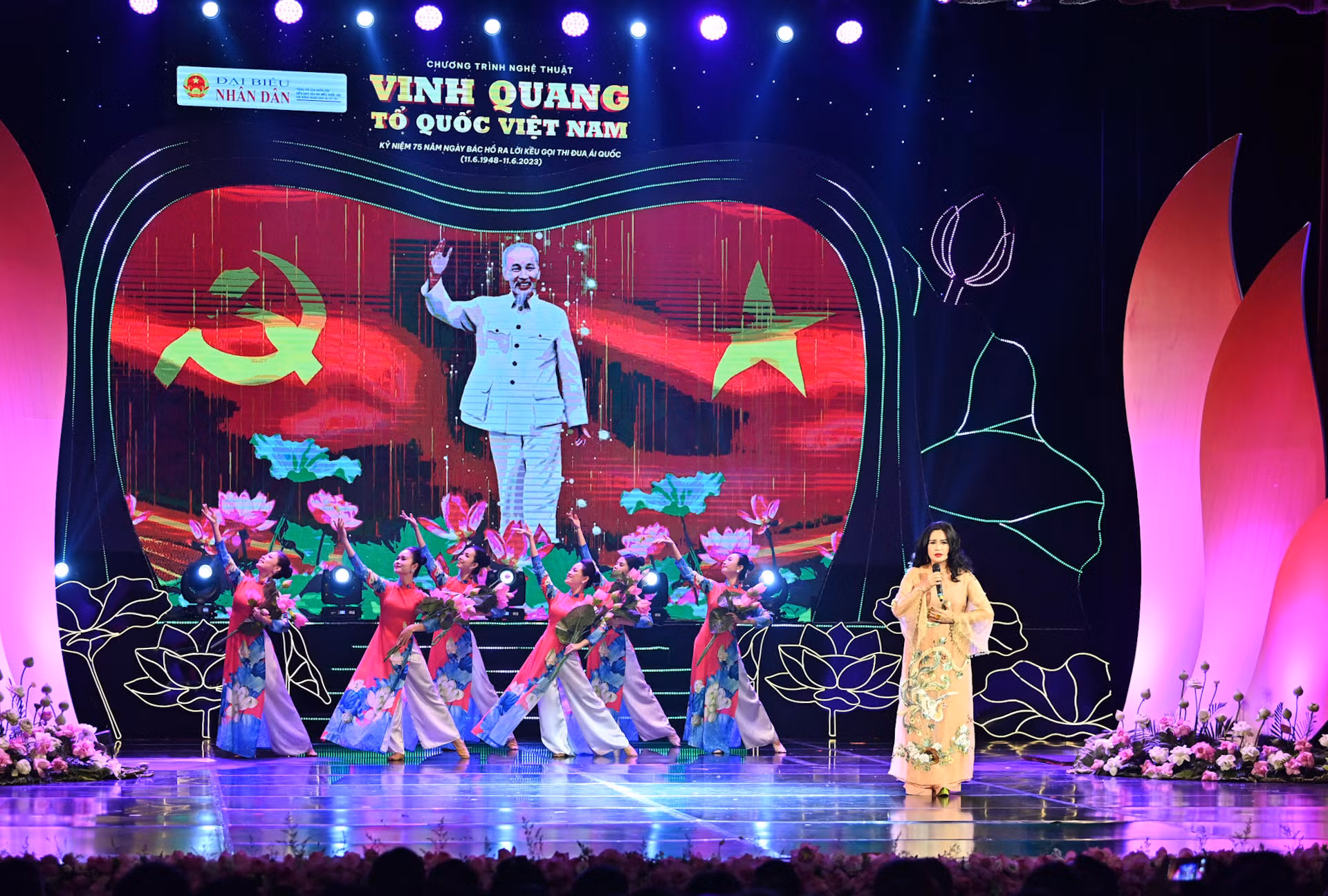 Ca sỹ Thanh Lam thể hiện ca khúc “Bác Hồ một tình yêu bao la”.