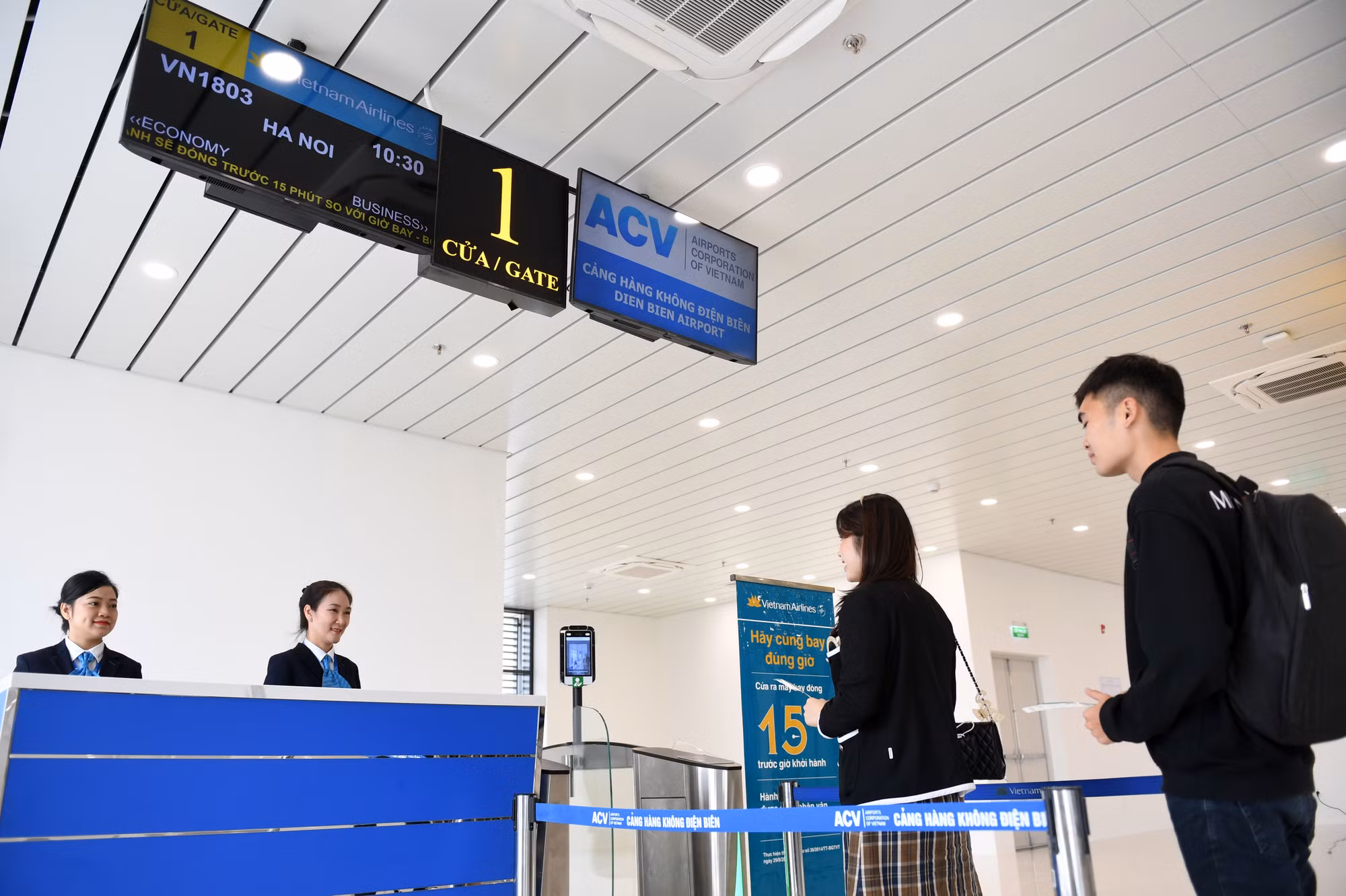 Hệ thống phát thanh thông báo hành khách và màn hình hiển thị thông tin tại các cửa ra máy bay. Hành khách được hướng dẫn ra máy bay theo quy trình của từng hãng hàng không.