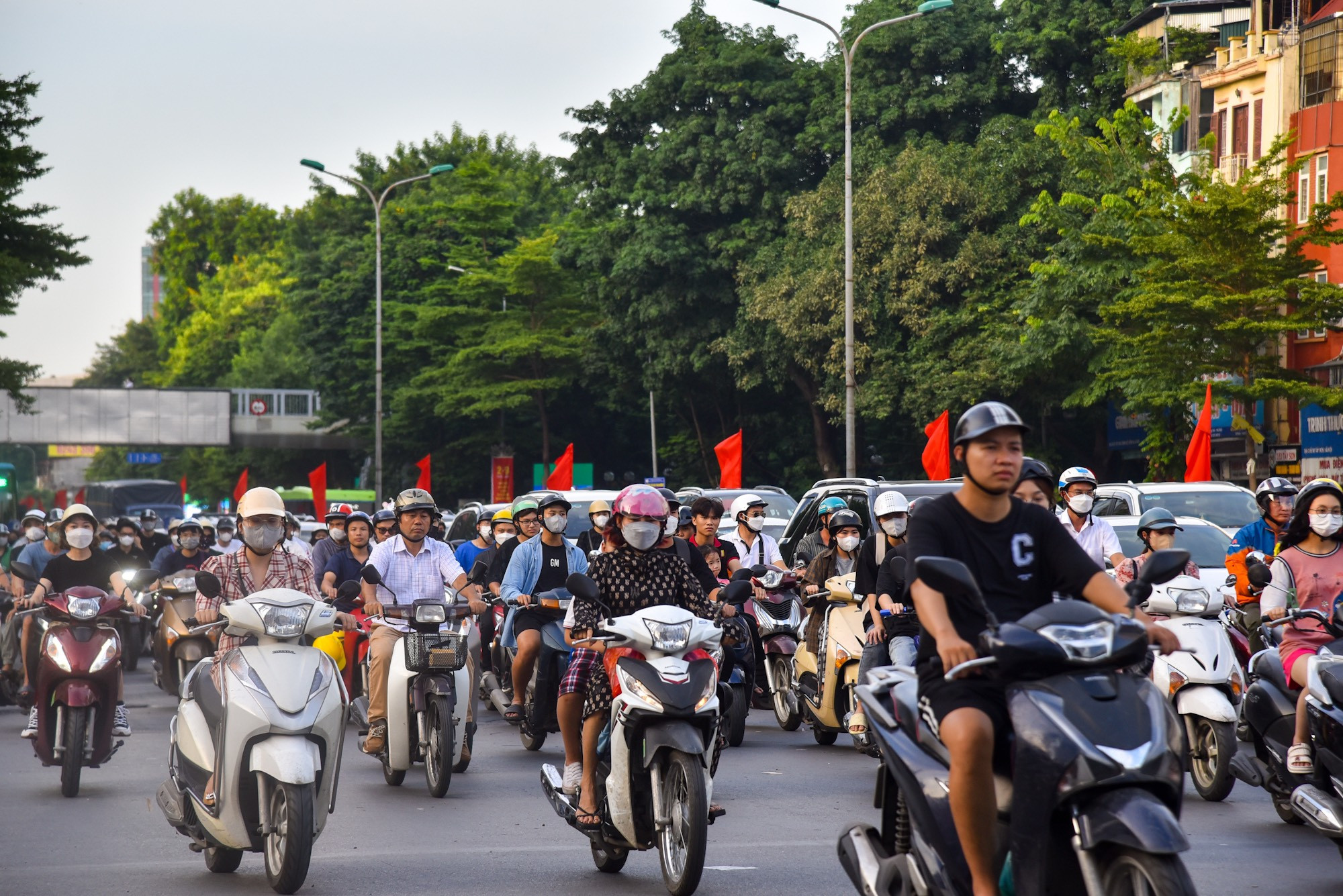 Tại khu vực Ngã Tư Sở, tình trạng giao thông cũng tương tự khi các điểm ùn tắc xuất hiện vào giờ tan tầm. Tại khu vực Ngã Tư Sở, tình trạng giao thông cũng tương tự khi các điểm ùn tắc xuất hiện vào giờ tan tầm.