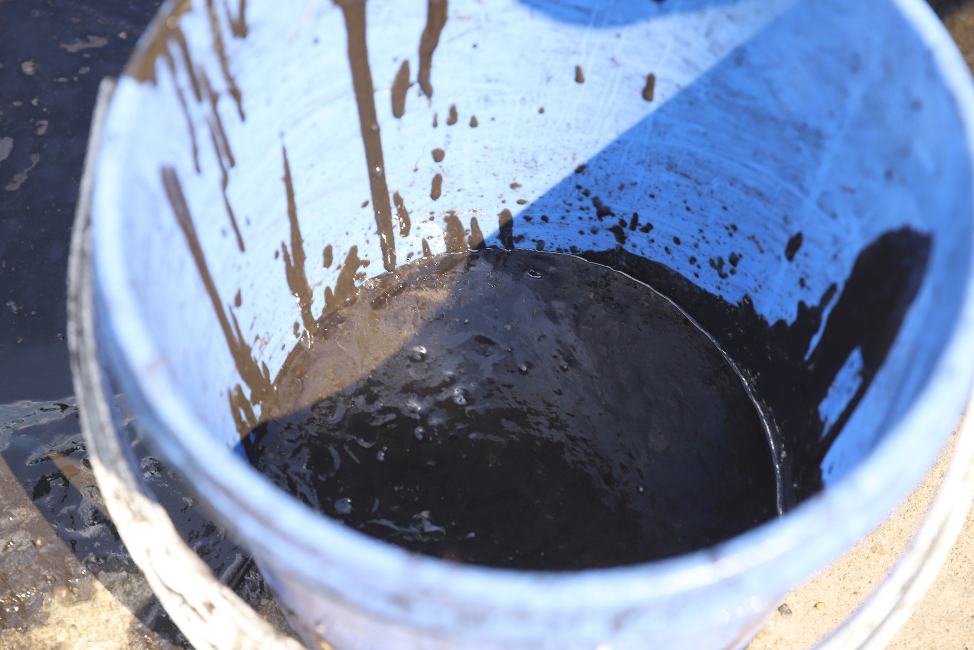 Theo lý giải của vị này, hiện tượng dầu thải tiếp tục xuất hiện trên mặt hồ Linh Đàm là do cặn dầu vẫn còn tồn tại ở giữa hồ theo hướng gió dạt vào bờ gây ra hiện tượng dầu đóng váng cục bộ tại ven hồ.