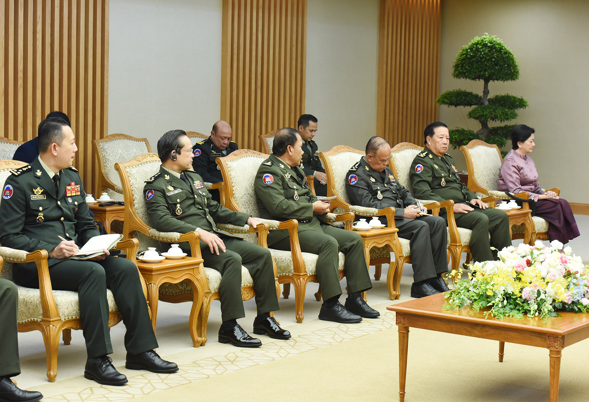 Các thành viên đi cùng đoàn với Đại tướng Tea Seiha, Phó Thủ tướng, Bộ trưởng Quốc phòng Vương quốc Campuchia tham dự.