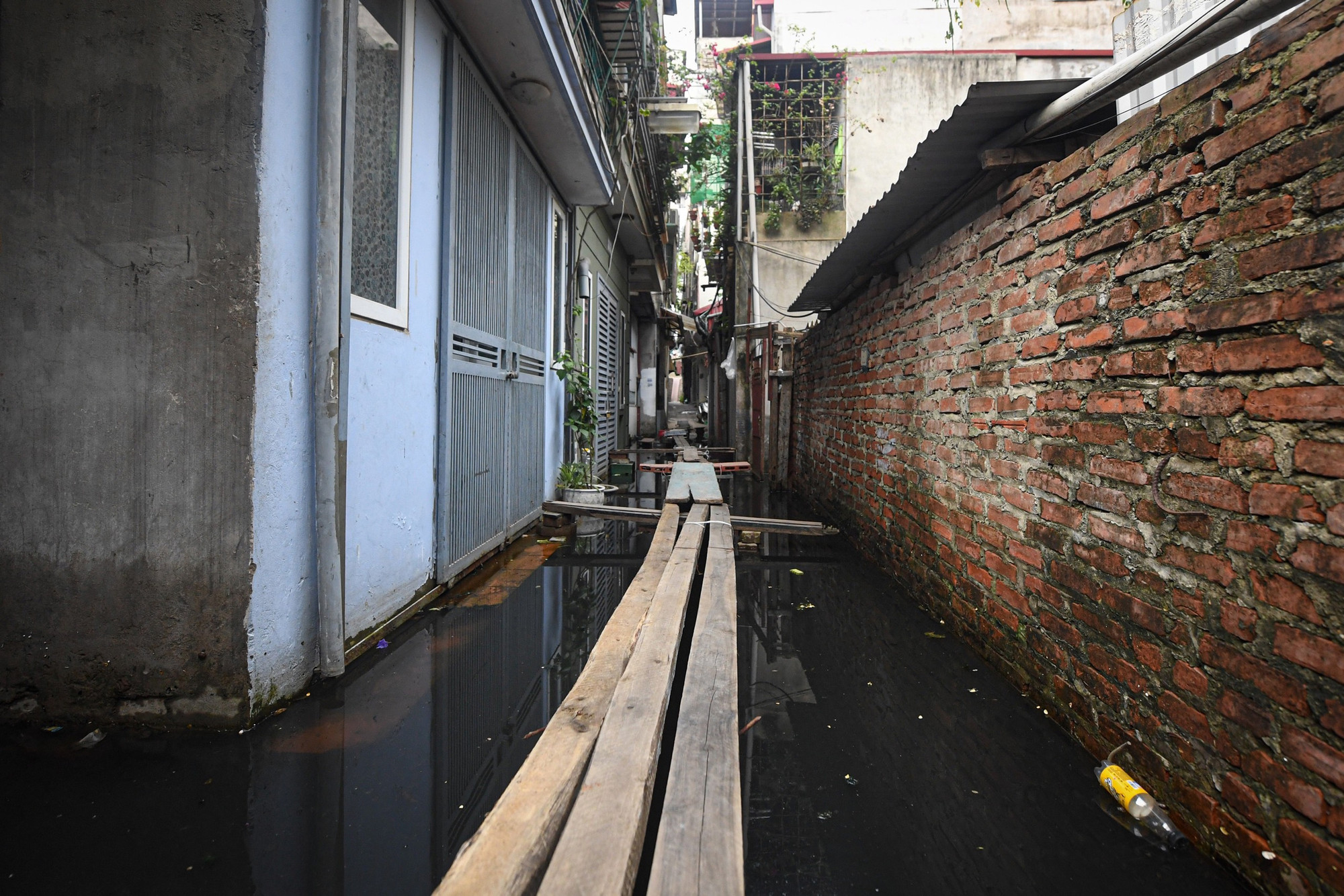 Dự án đặc biệt được người dân từ ngõ 91 đến ngõ 139 Âu Cơ (phường Tứ Liên) mong chờ bởi khu vực này thường xuyên xảy ra tình trạng ngập lụt nặng sau mưa. Tháng 6/2022, người dân thậm chí phải bắc ván để vào nhà ngay cả khi mưa đã kết thúc nhiều ngày.