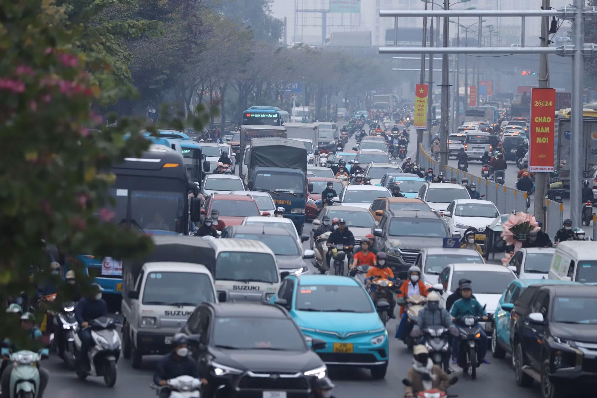 Tuyến đường rơi vào trạng thái ùn ứ cục bộ. Tuy nhiên, các phương tiện vẫn có thể di chuyển chậm.