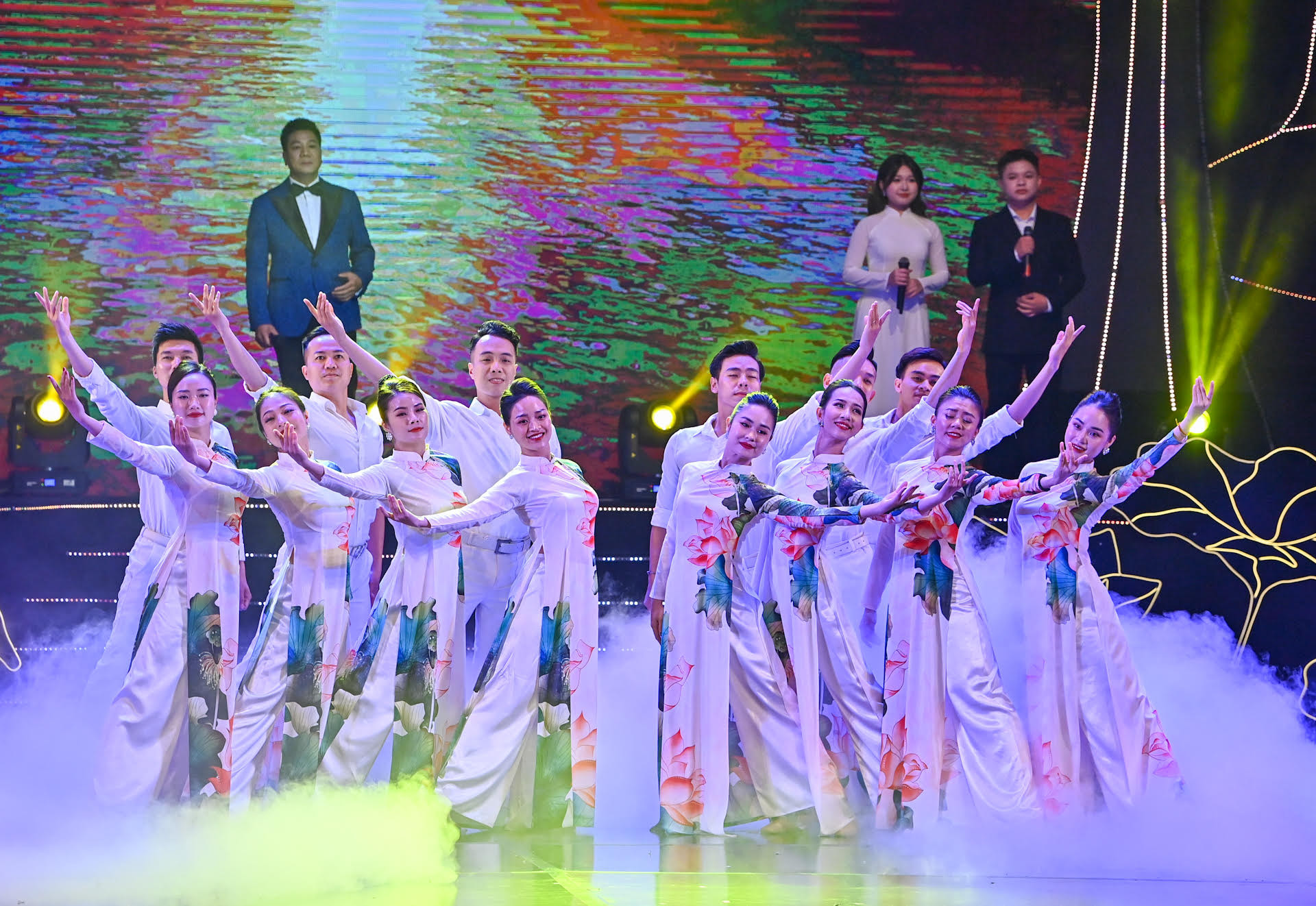 Chương trình nghệ thuật “Vinh quang Tổ quốc Việt Nam” gồm ba chương: Chương 1 Người đi tìm hình của nước; Chương 2 Màu hoa đỏ; Chương 3 Hãy đến với con người Việt Nam tôi, do NSND Quốc Hưng tổng đạo diễn.