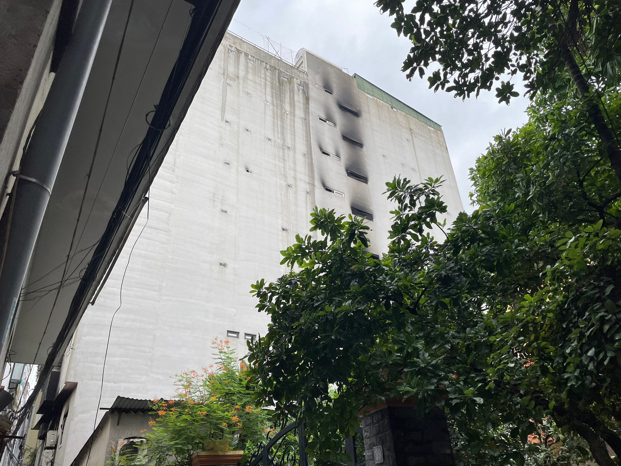 Tòa chung cư bị cháy. Các cửa sổ đen ngòm vì khói. Tòa chung cư bị cháy. Các cửa sổ đen ngòm vì khói.