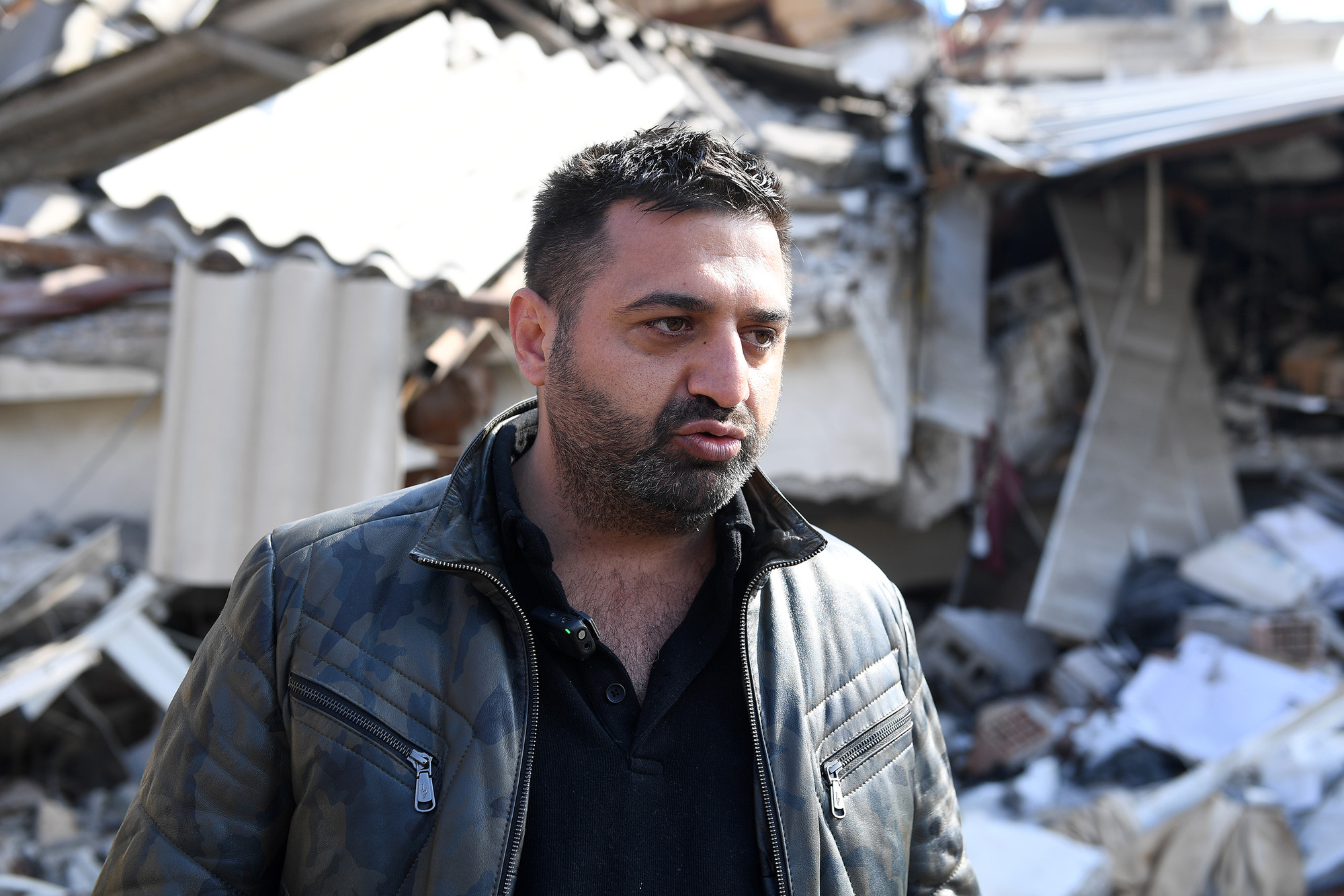 “Chúng tôi đã cầu nguyện khi chung quanh mọi thứ đổ sập xuống. Không gian tối đen, tiếng đổ vỡ, tiếng người la hét náo loạn. Bụi mù mịt bay thẳng vào mắt, mũi và miệng”, Ersin nhớ lại.