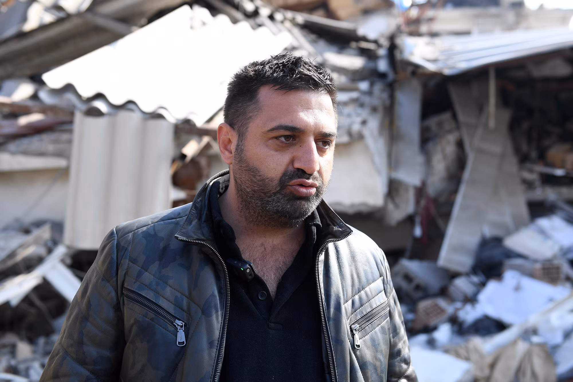 “Chúng tôi đã cầu nguyện khi chung quanh mọi thứ đổ sập xuống. Không gian tối đen, tiếng đổ vỡ, tiếng người la hét náo loạn. Bụi mù mịt bay thẳng vào mắt, mũi và miệng”, Ersin nhớ lại.