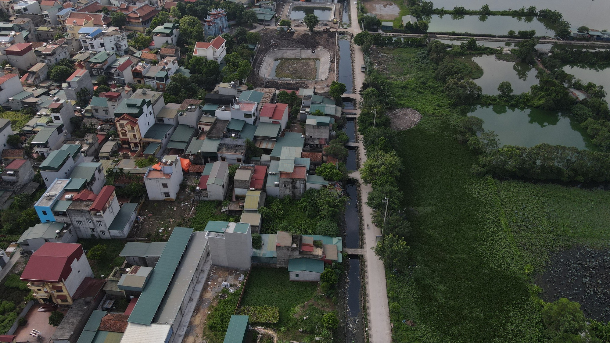 Theo ghi nhận của phóng viên, chung quanh thôn Vĩnh Ninh là một hệ thống mương thoát nước đã bị ô nhiễm nghiêm trọng. Nước thải ứ đọng, bốc mùi vô cùng khó chịu.