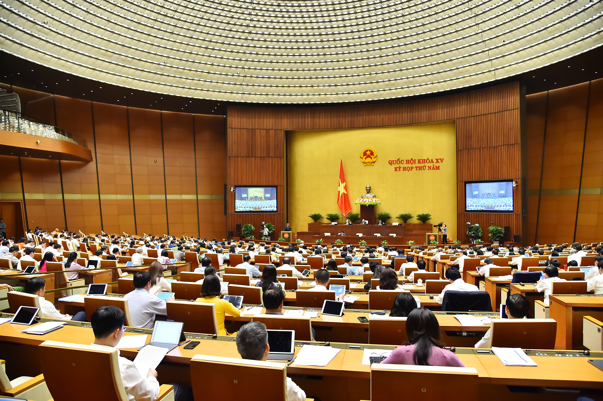 Quang cảnh phiên họp về công tác nhân sự của Quốc hội tại Hội trường Diên Hồng. Quang cảnh phiên họp về công tác nhân sự của Quốc hội tại Hội trường Diên Hồng.