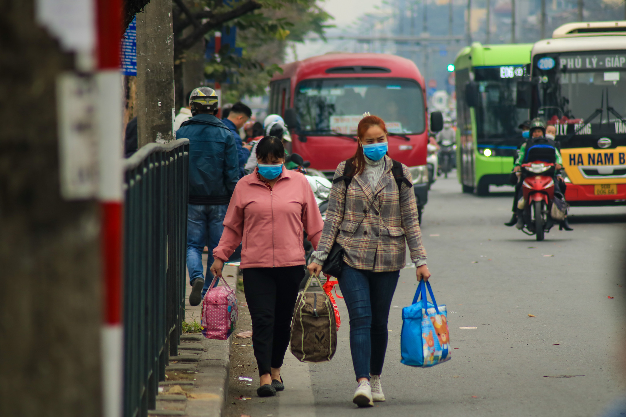 Những chiếc vali hay túi xách là hình ảnh quen thuộc tại các bến xe mỗi khi dịp Tết đến Xuân về.