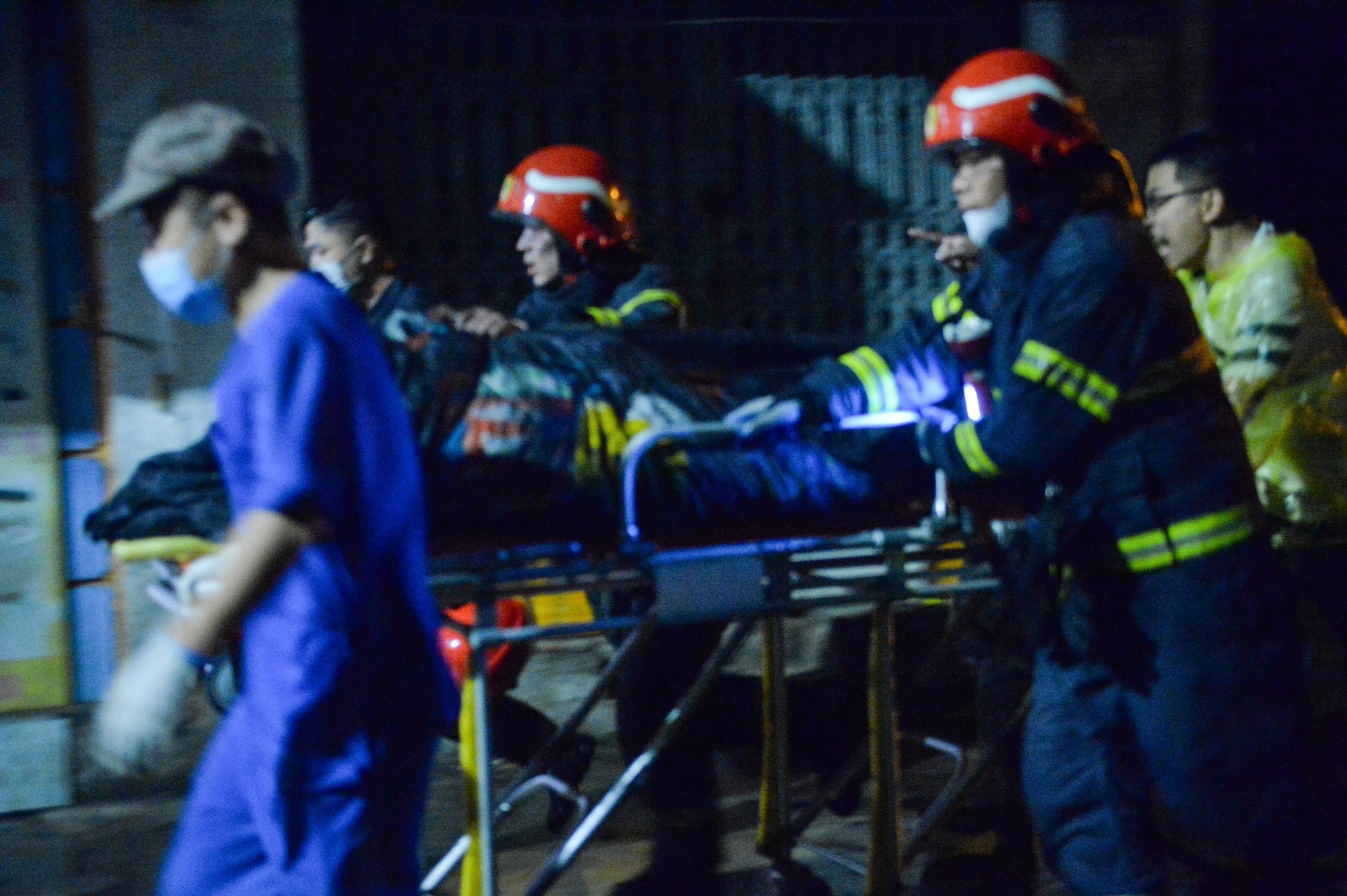 Lực lượng cứu hộ căng mình cứu hộ trong đêm.