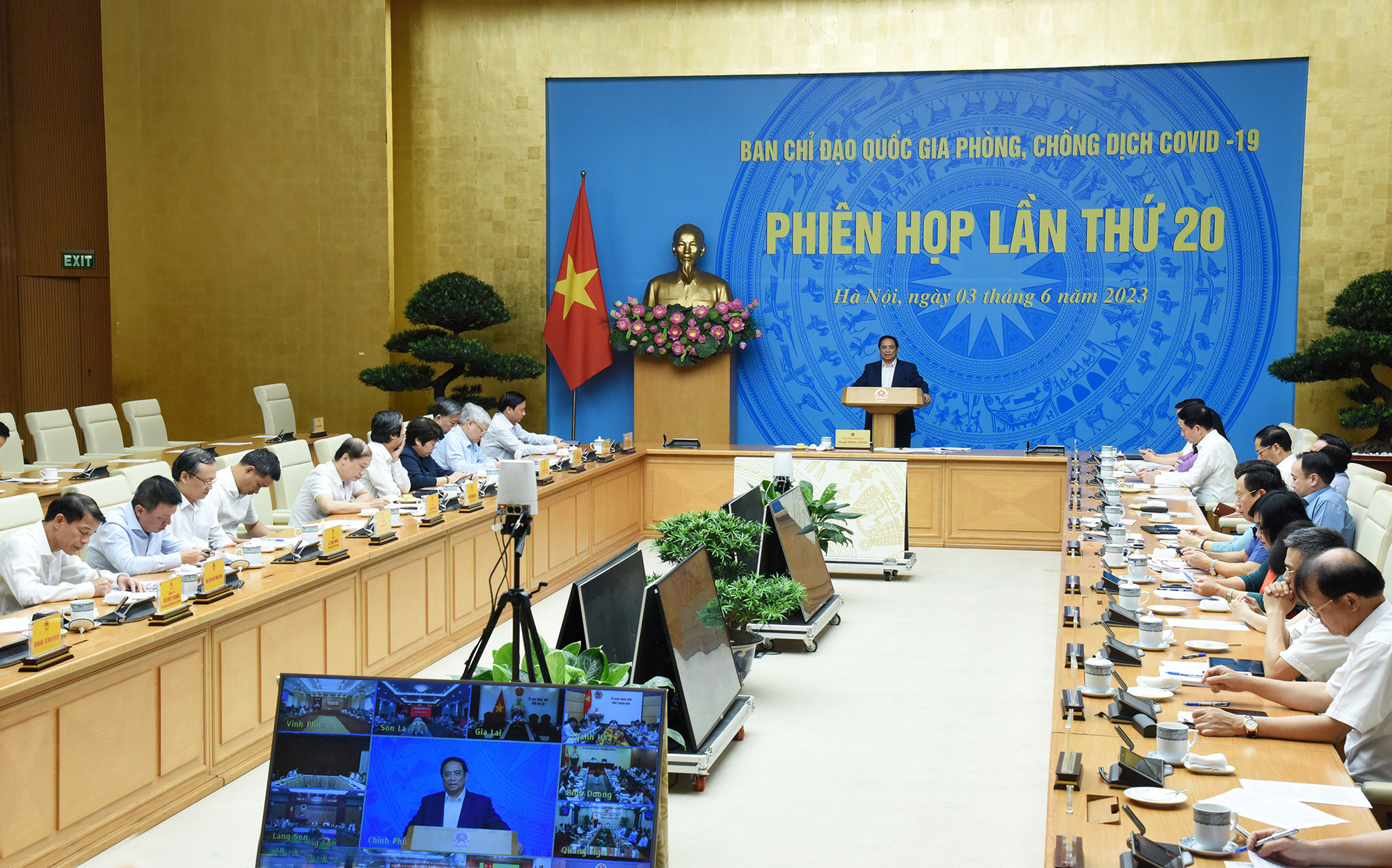 Phát biểu tại phiên họp, Thủ tướng Phạm Minh Chính, Trưởng Ban Chỉ đạo quốc gia phòng, chống dịch Covid-19 nêu rõ, Ban Chỉ đạo quốc gia thống nhất đánh giá bệnh Covid-19 đã đủ điều kiện đáp ứng các tiêu chí của nhóm bệnh truyền nhiễm nhóm B theo quy định tại Luật Phòng, chống bệnh truyền nhiễm. Về nhiệm vụ thời gian tới, Thủ tướng yêu cầu các bộ, ngành, địa phương tiếp tục hoàn thiện thủ tục pháp lý liên quan tới việc công bố hết dịch.