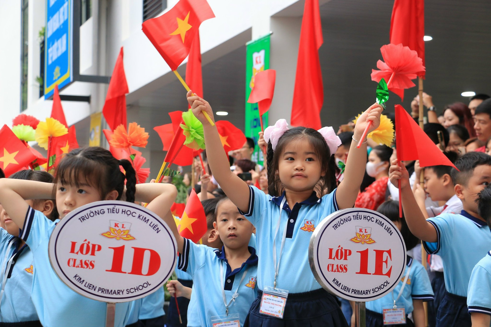 Cờ đỏ sao vàng mang theo niềm vui ngày đầu tới lớp. (Ảnh: NAM NGUYỄN)