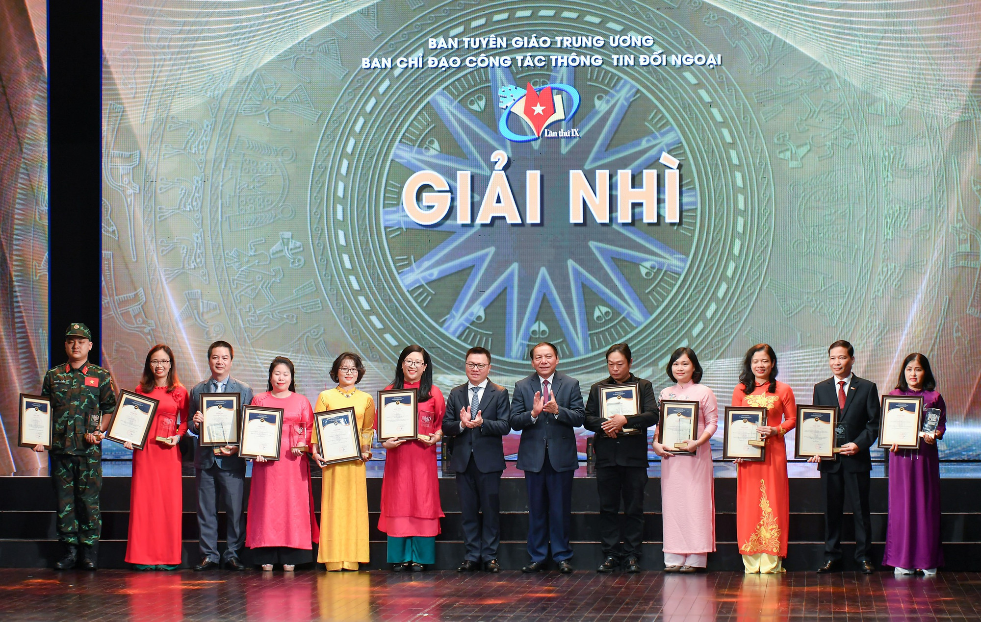 Các tác giả, nhóm tác giả đoạt giải Nhì.