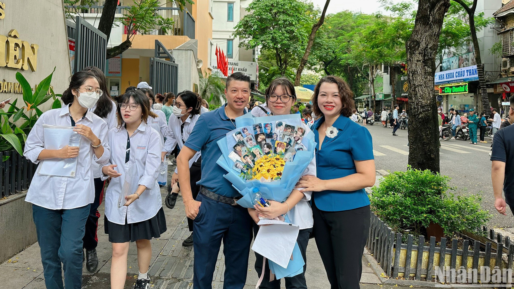 Phụ huynh thí sinh Phạm Phương Anh, học sinh lớp 12D4 Trường THPT Việt Đức thi tại điểm thi Trường THCS Ngô Sỹ Liên bất ngờ chuẩn bị bó hoa có in ảnh thần tượng của con đến điểm thi để động viên con.