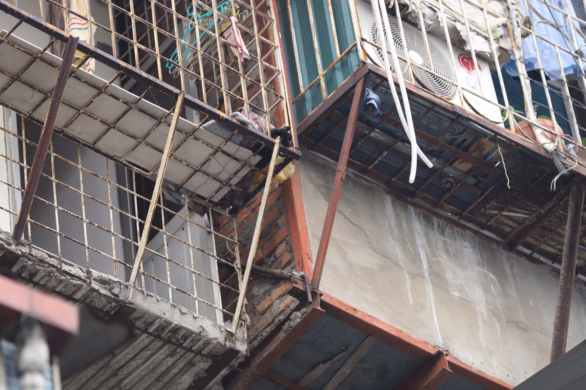 Cận cảnh một chuồng cọp "không lối thoát" tại quận Thanh Xuân, Hà Nội.