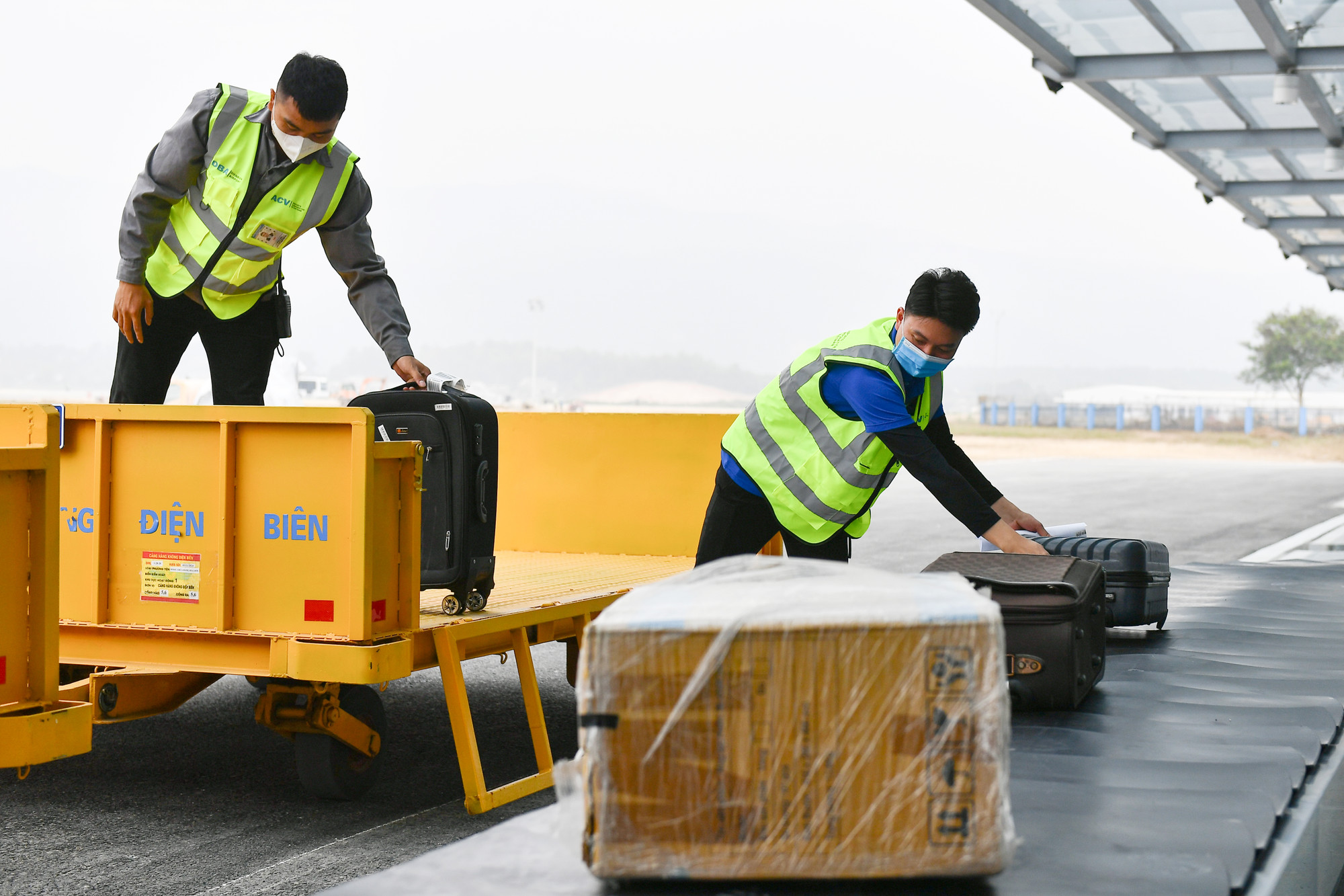 Nhân viên bốc xếp phân loại hành lý tại đảo đi và bốc lên phương tiện vận chuyển hành lý quá khổ.