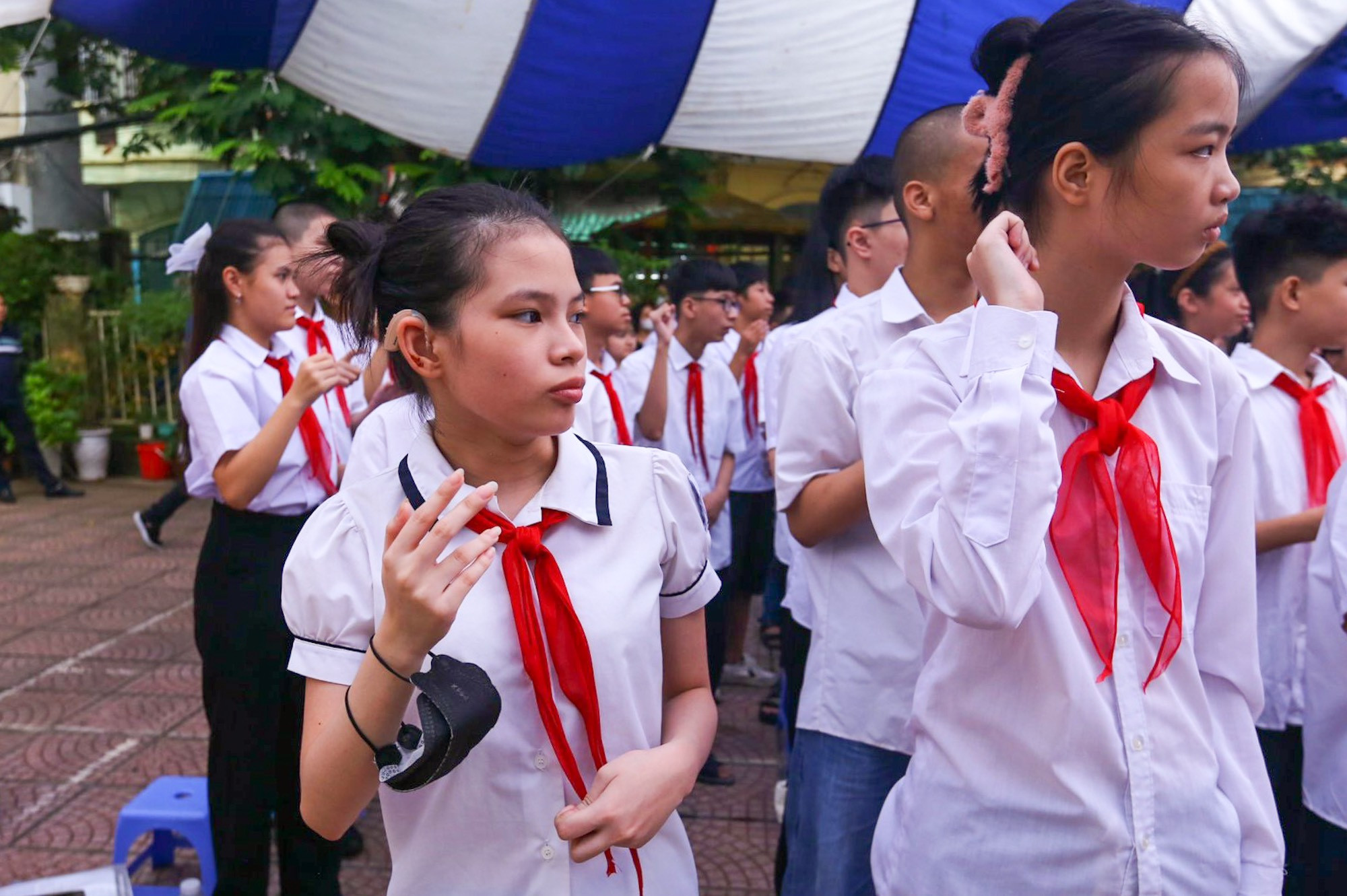 Tiếng hát được "vẽ" từ đôi tay gây xúc động mạnh cho những người chứng kiến.