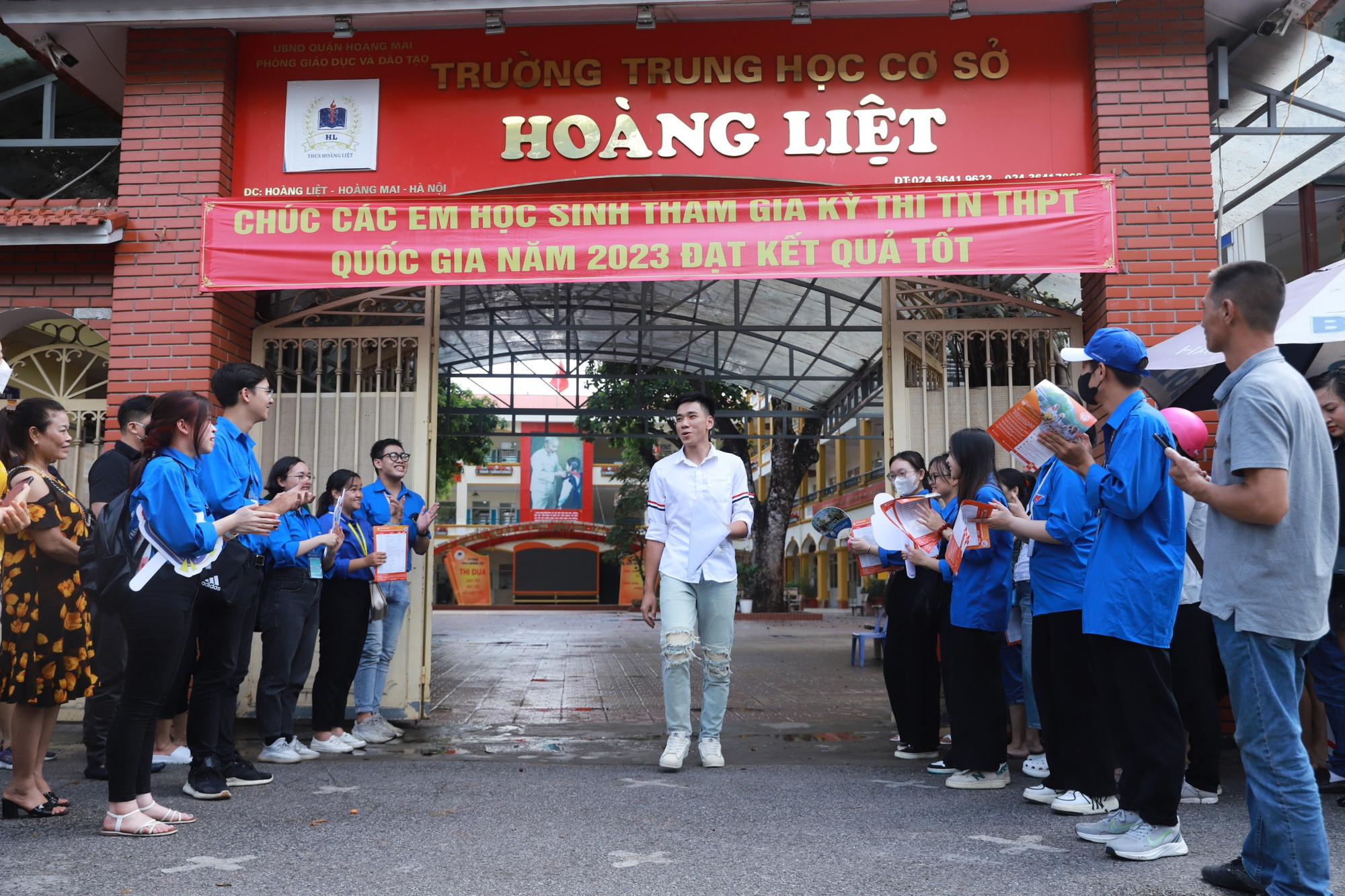 Sáng nay, các thí sinh đã hoàn thành môn thi đầu tiên của Kỳ thi tốt nghiệp Trung học phổ thông năm 2023. Rời điểm thi trường Trung học cơ sở Hoàng Liệt (Hoàng Mai, Hà Nội), nam thí sinh hồ hởi vì đã hoàn thành khá tốt bài thi của mình. (Ảnh: Sơn Bách)