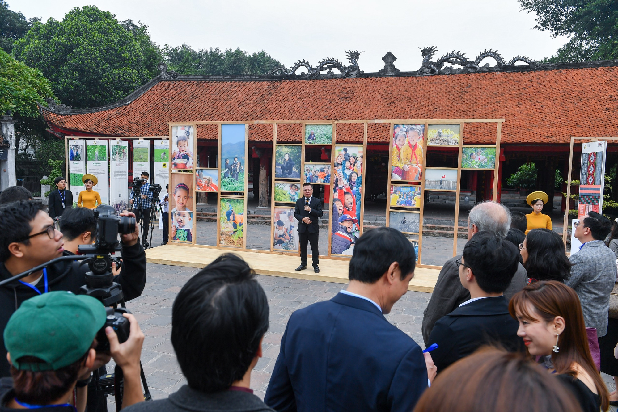 Ngày 24/11, tại sân Bái Đường của Văn Miếu - Quốc Tử Giám (Hà Nội) diễn ra triển lãm Hành động vì cộng đồng.