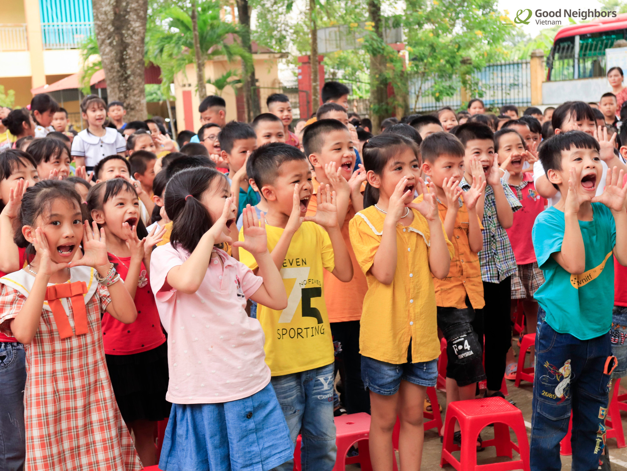 Các em học sinh hào hứng với những màn kịch rối. (Ảnh: GNI)