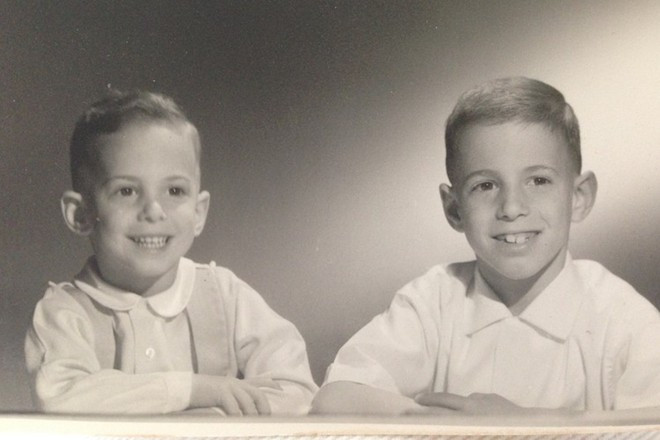 Kenny G (bên trái) khi lên 4 tuổi cùng với anh trai Brian Gorelick.