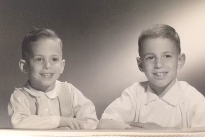 Kenny G (bên trái) khi lên 4 tuổi cùng với anh trai Brian Gorelick.