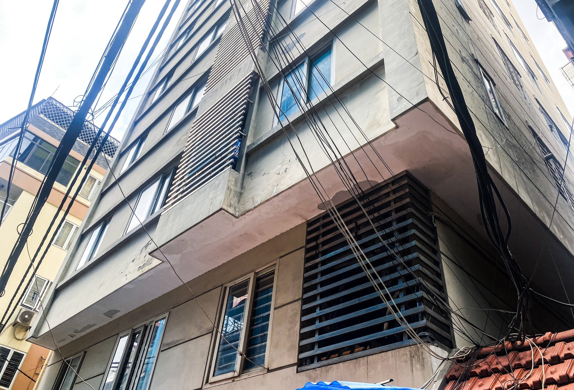 Phía bên ngoài căn chung cư mini 10 tầng do bị can Nghiêm Quang Minh xây dựng.