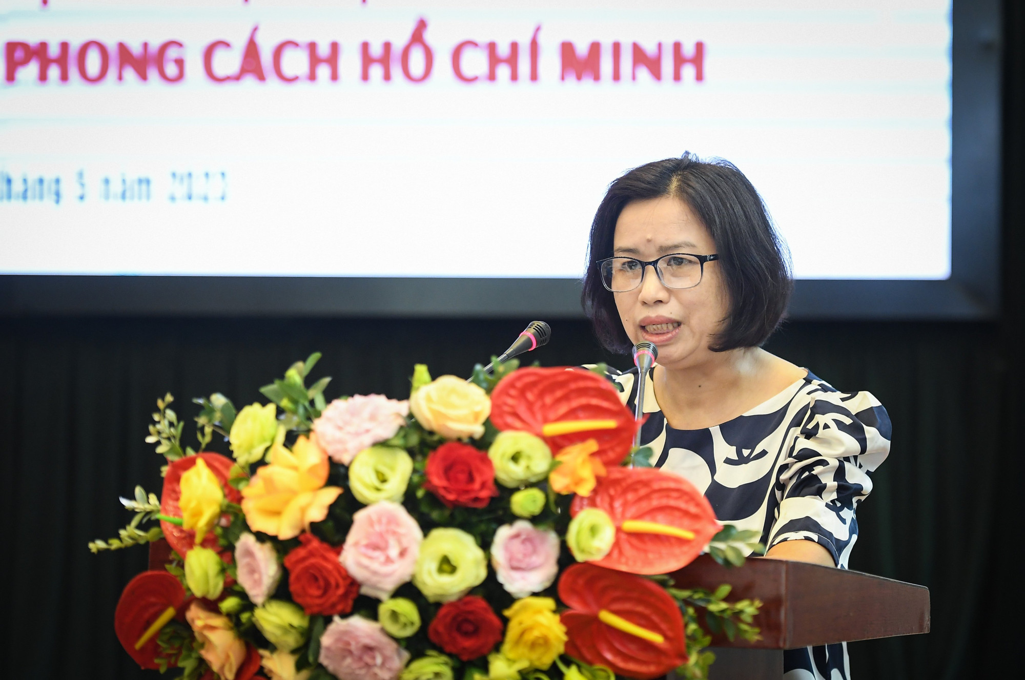 Đồng chí Nguyễn Thị Hà, Phó Chủ tịch Công đoàn Bộ Nội vụ trình bày tham luận tại buổi tọa đàm. Đồng chí Nguyễn Thị Hà, Phó Chủ tịch Công đoàn Bộ Nội vụ trình bày tham luận tại buổi tọa đàm.