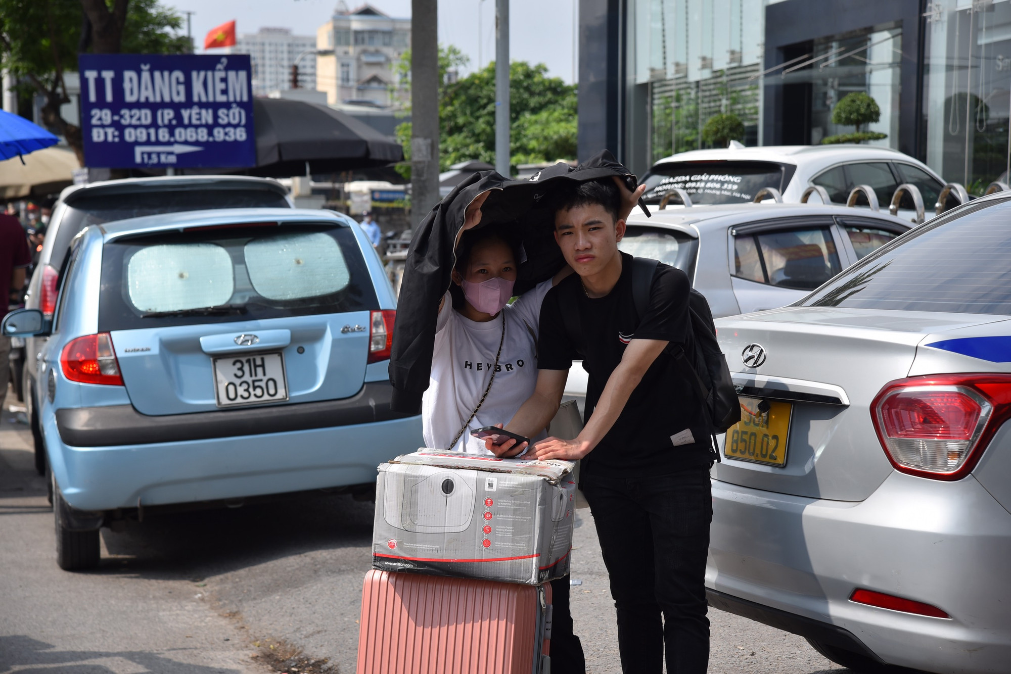 Bước xuống xe sau hành trình khá "dễ chịu", hai hành khách này tỏ ra khá bất ngờ vì tình trạng giao thông thông thoáng trong ngày trở về Hà Nội. (Ảnh: Hà Nam)