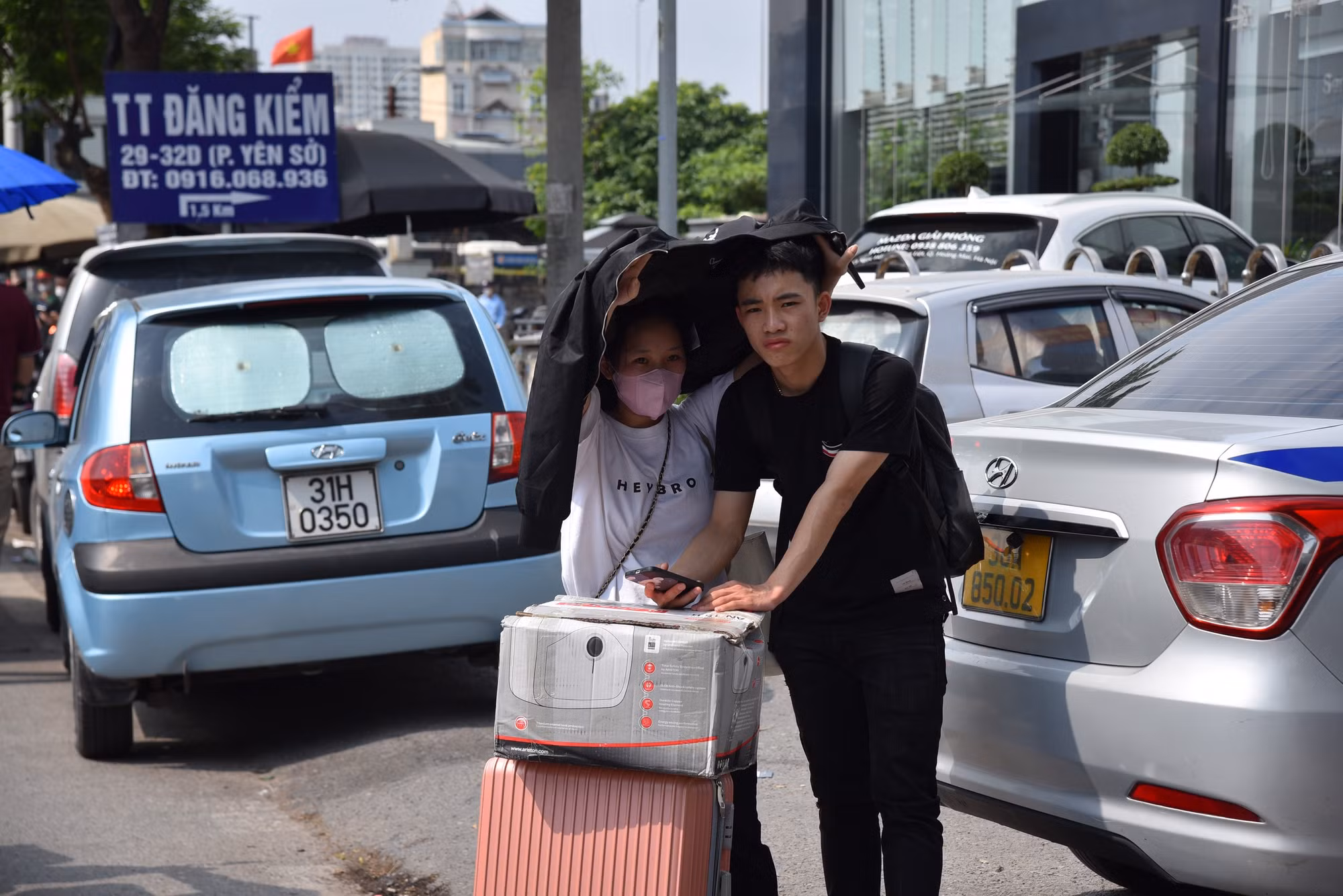 Bước xuống xe sau hành trình khá "dễ chịu", hai hành khách này tỏ ra khá bất ngờ vì tình trạng giao thông thông thoáng trong ngày trở về Hà Nội. (Ảnh: Hà Nam)