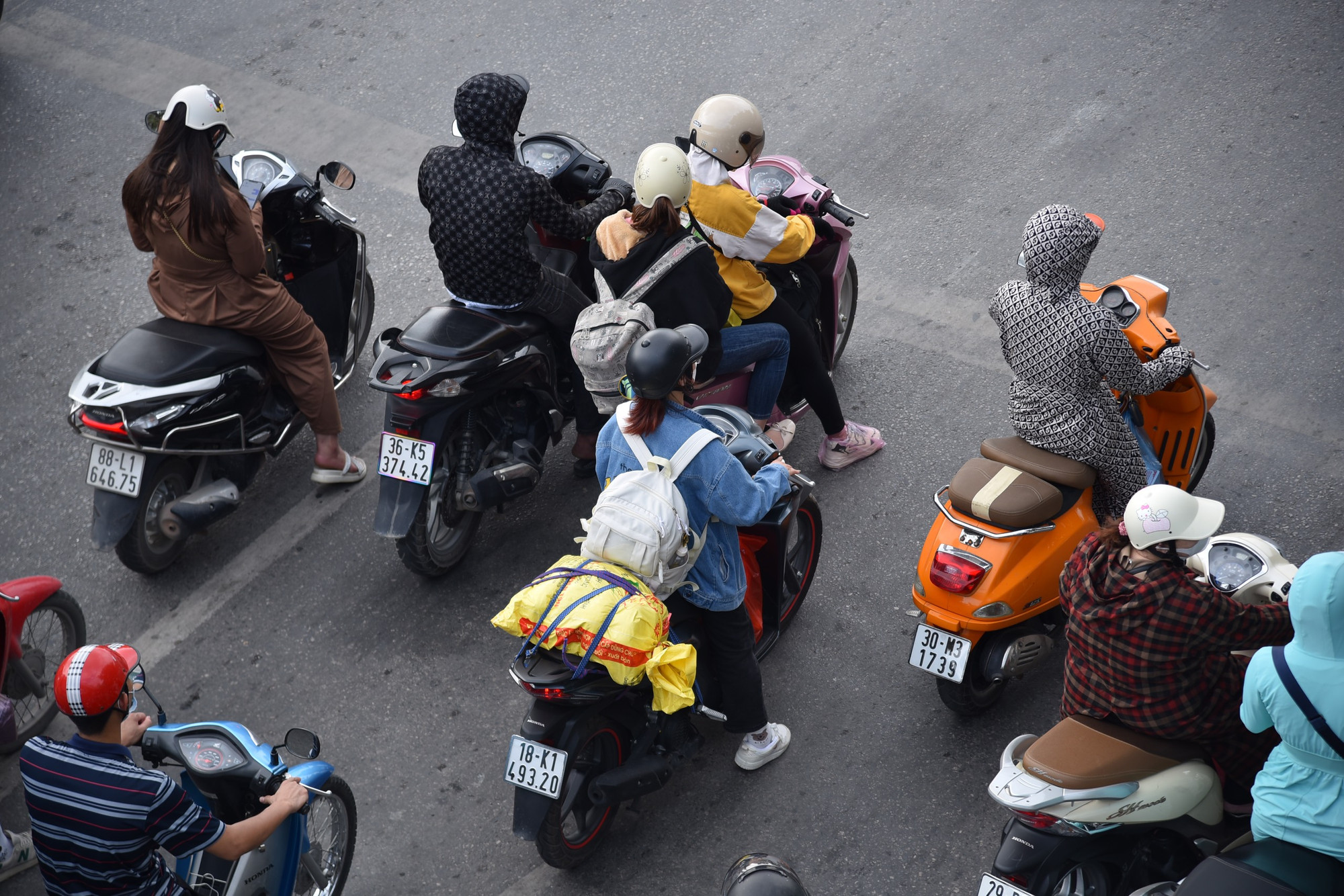 Người dân lỉnh kỉnh đồ đạc trở lại thủ đô sau kỳ nghỉ lễ kéo dài. (Ảnh: Nhật Quang)