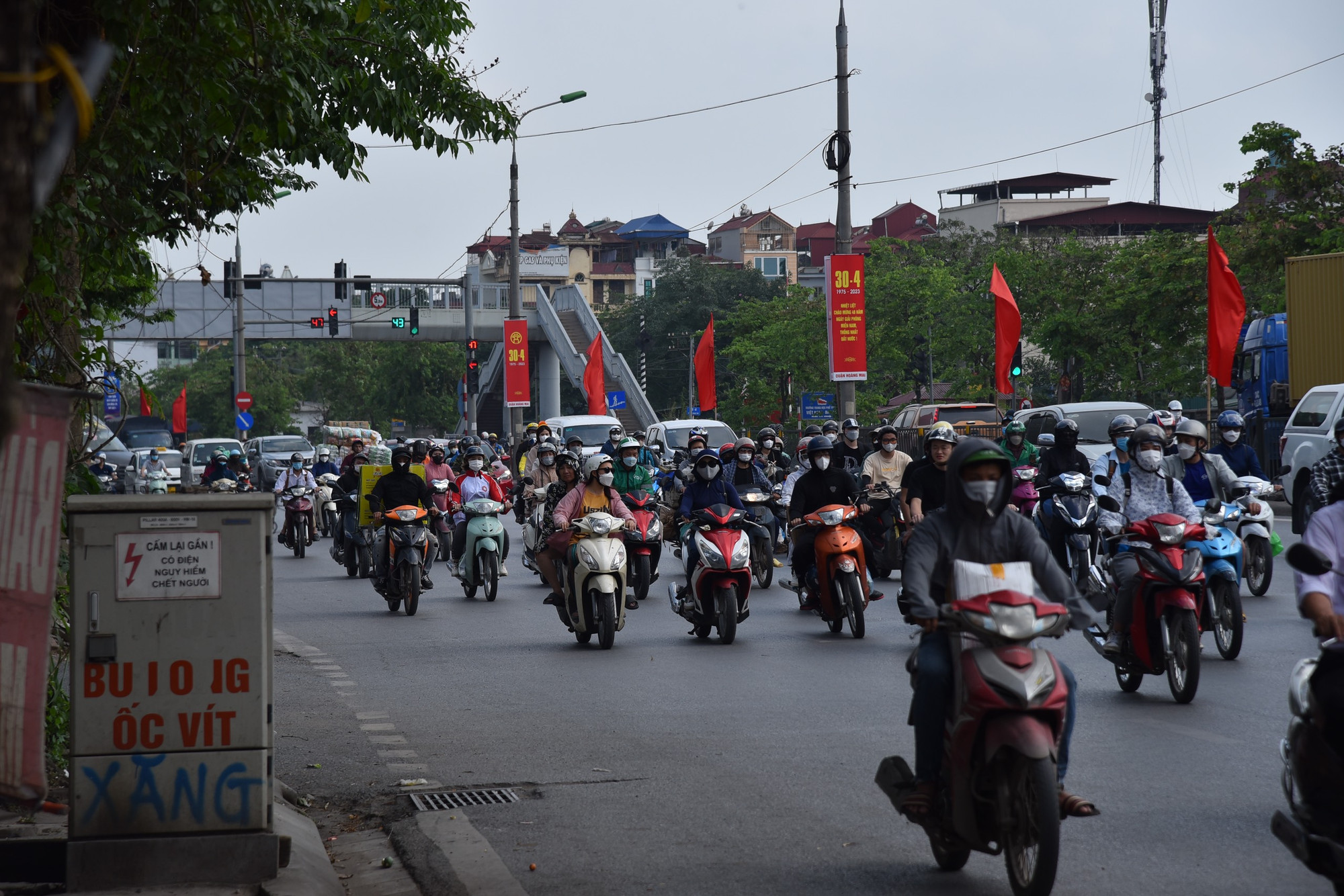 Nhiều người lựa chọn di chuyển từ quê lên Hà Nội bằng xe máy. (Ảnh: Nhật Quang)