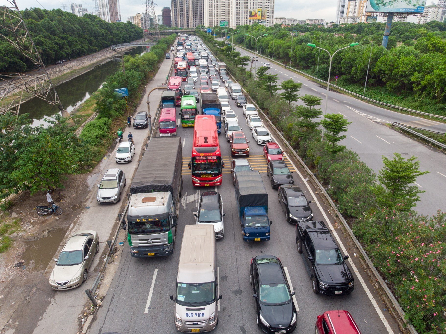 Theo ghi nhận của phóng viên, chiều nay, tình hình giao thông tại các cửa ngõ dẫn vào Hà Nội khá thông thoáng. (Ảnh: SƠN BÁCH)