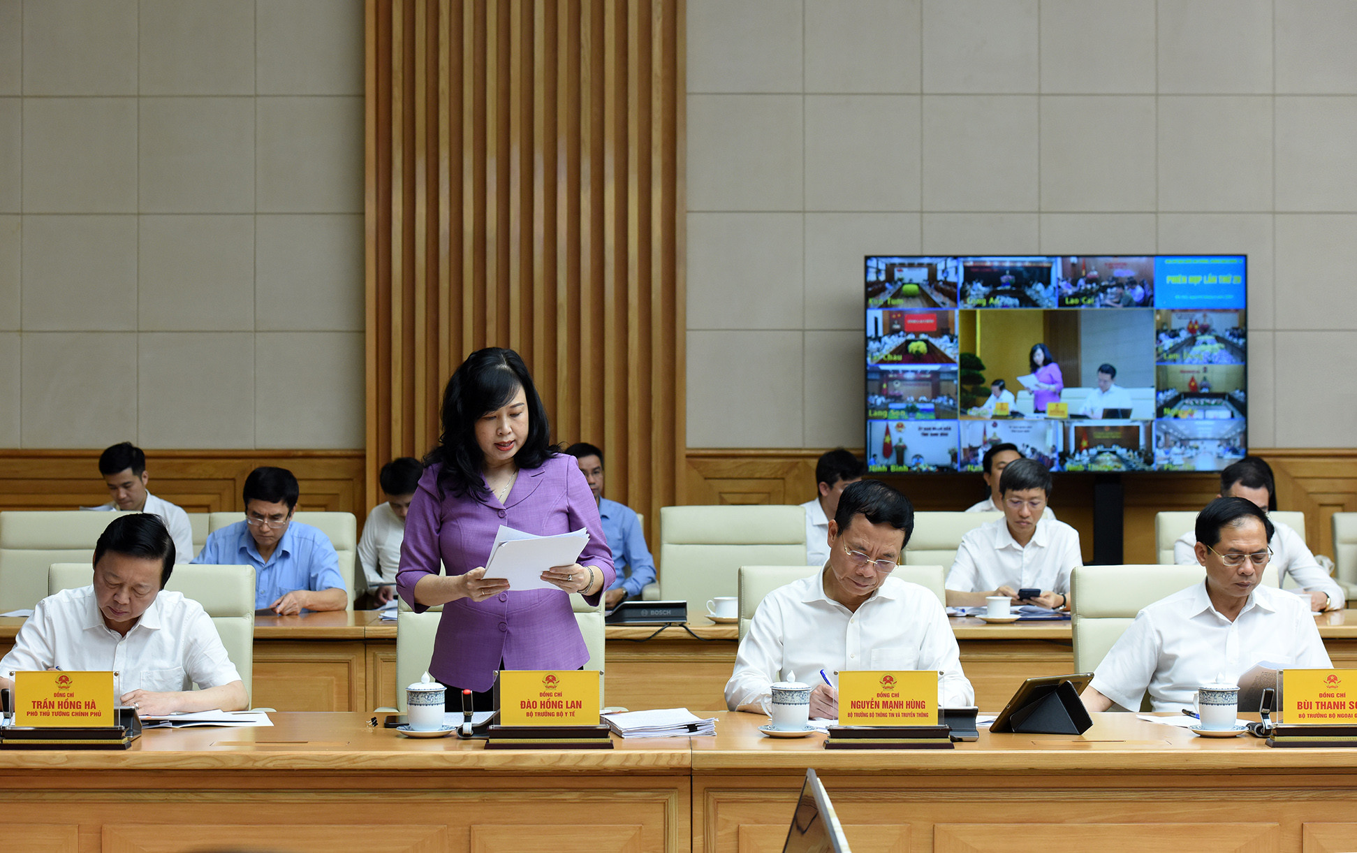 Bộ trưởng Y tế Đào Hồng Lan báo cáo tình hình phòng, chống dịch Covid-19.