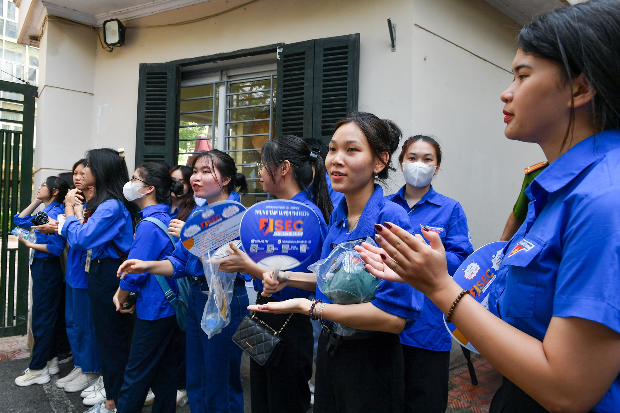 Các sinh viên tình nguyện vừa làm nhiệm vụ hỗ trợ công tác tổ chức tại các điểm thi, vừa cổ vũ, động viên tinh thần cho các thí sinh trong giai đoạn "vượt vũ môn". (Ảnh: Sơn Bách)