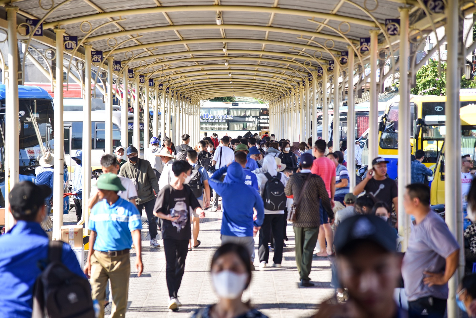 Nhiều hành khách tranh thủ thời gian về quê sớm để tránh cảnh ùn tắc như những dịp nghỉ lễ khác. (Ảnh: Nhật Quang)