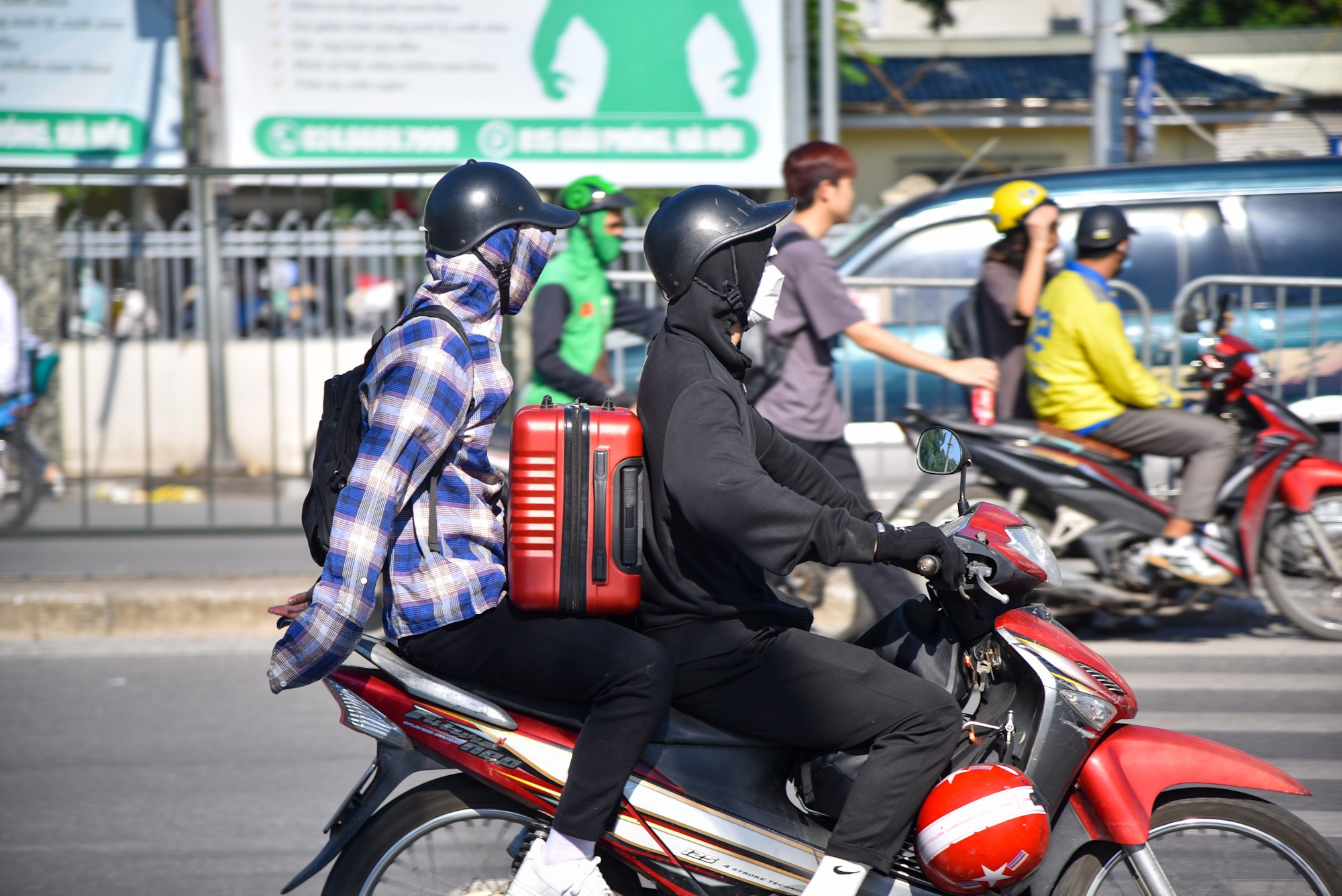 Rất nhiều người cũng lựa chọn sẽ về quê bằng xe máy. Đồ đạc lỉnh kỉnh được mang theo bên người trong chuyến "hồi hương" dài cả trăm cây số. (Ảnh: Nhật Quang)