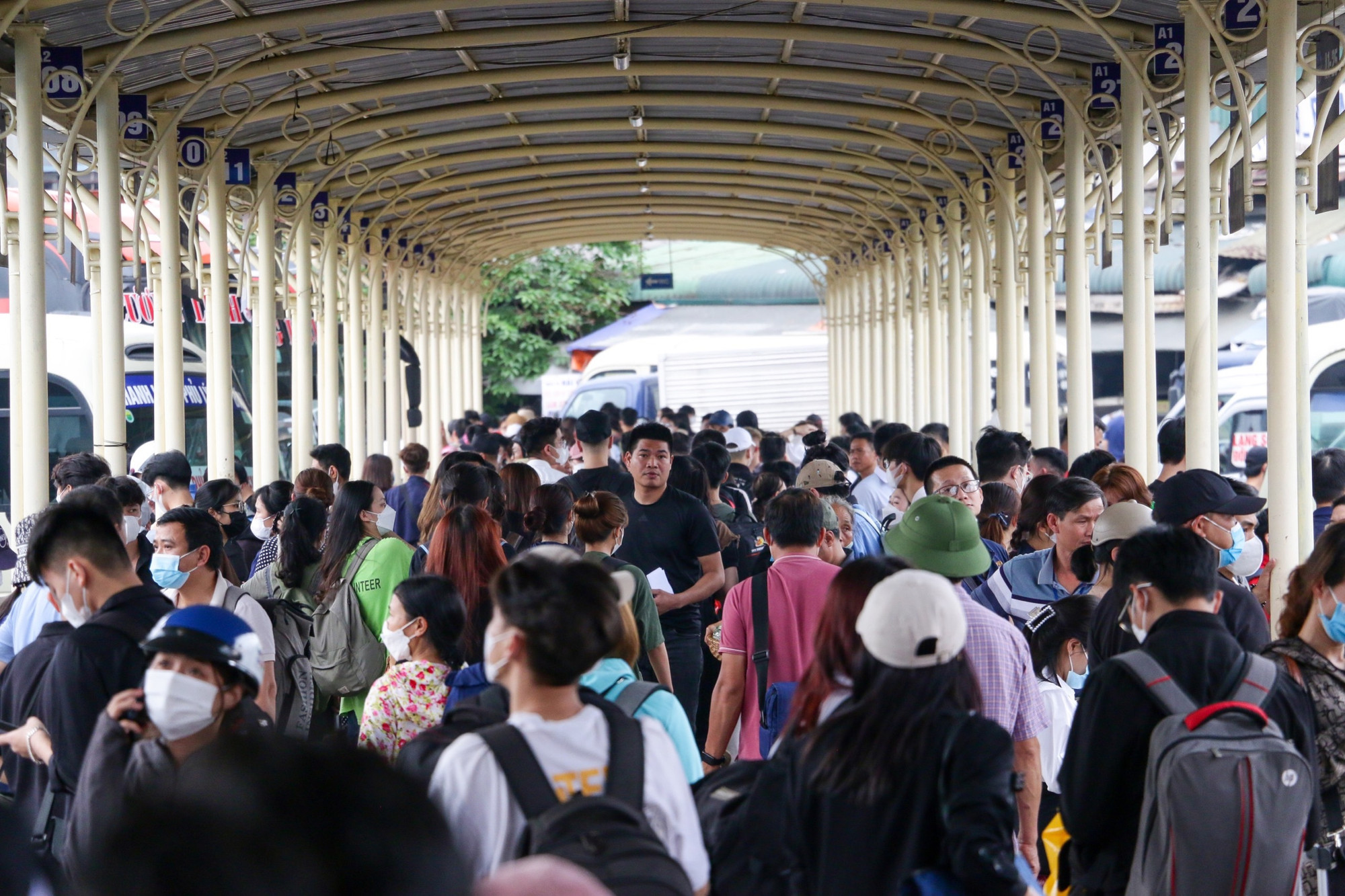 Hình ảnh đông đúc bên trong Bến xe Giáp Bát, tuy vậy các nhà xe vẫn bảo đảm đủ các chuyến để phục vụ người dân di chuyển.