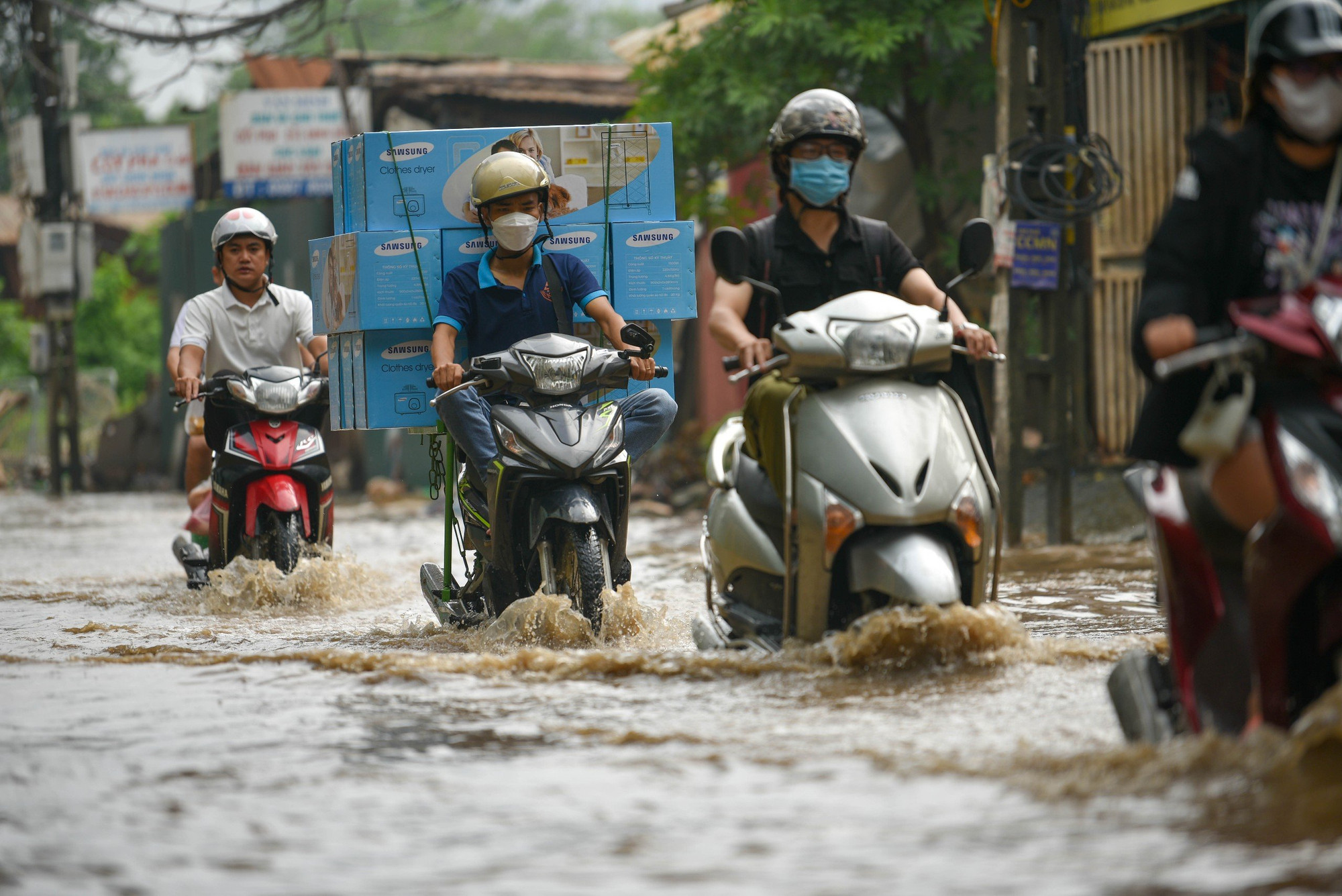 Nước vẫn ngập nửa bánh xe máy mặc dù trận mưa đã kết thúc từ chiều hôm trước. Nước vẫn ngập nửa bánh xe máy mặc dù trận mưa đã kết thúc từ chiều hôm trước.