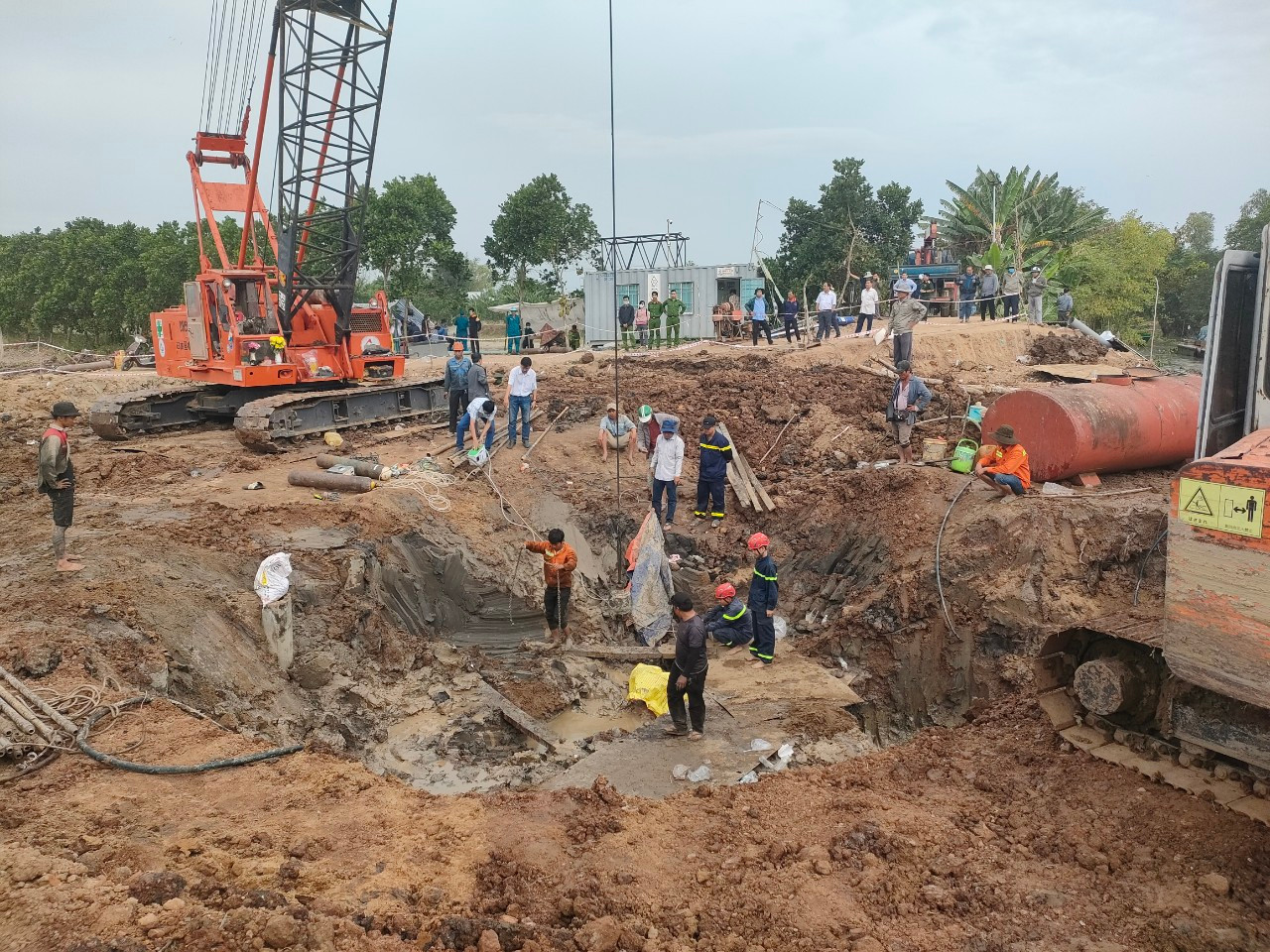 Ngay sau khi nhận được thông tin, lực lượng cứu hộ đã được huy động tới hiện trường với nỗ lực bằng mọi giá cứu hộ thành công bé trai bị mắc kẹt.