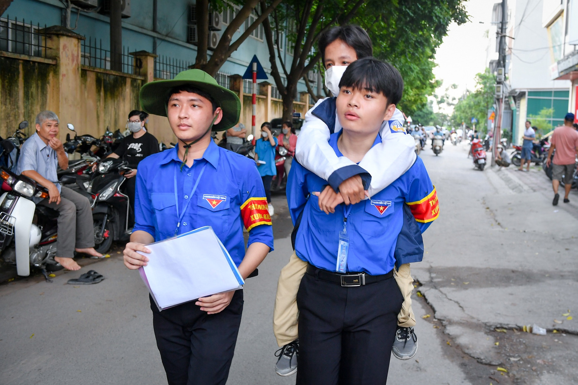 Sinh viên tình nguyện trở thành "đôi chân" đưa Chính tới điểm thi. (Ảnh: Thành Đạt)