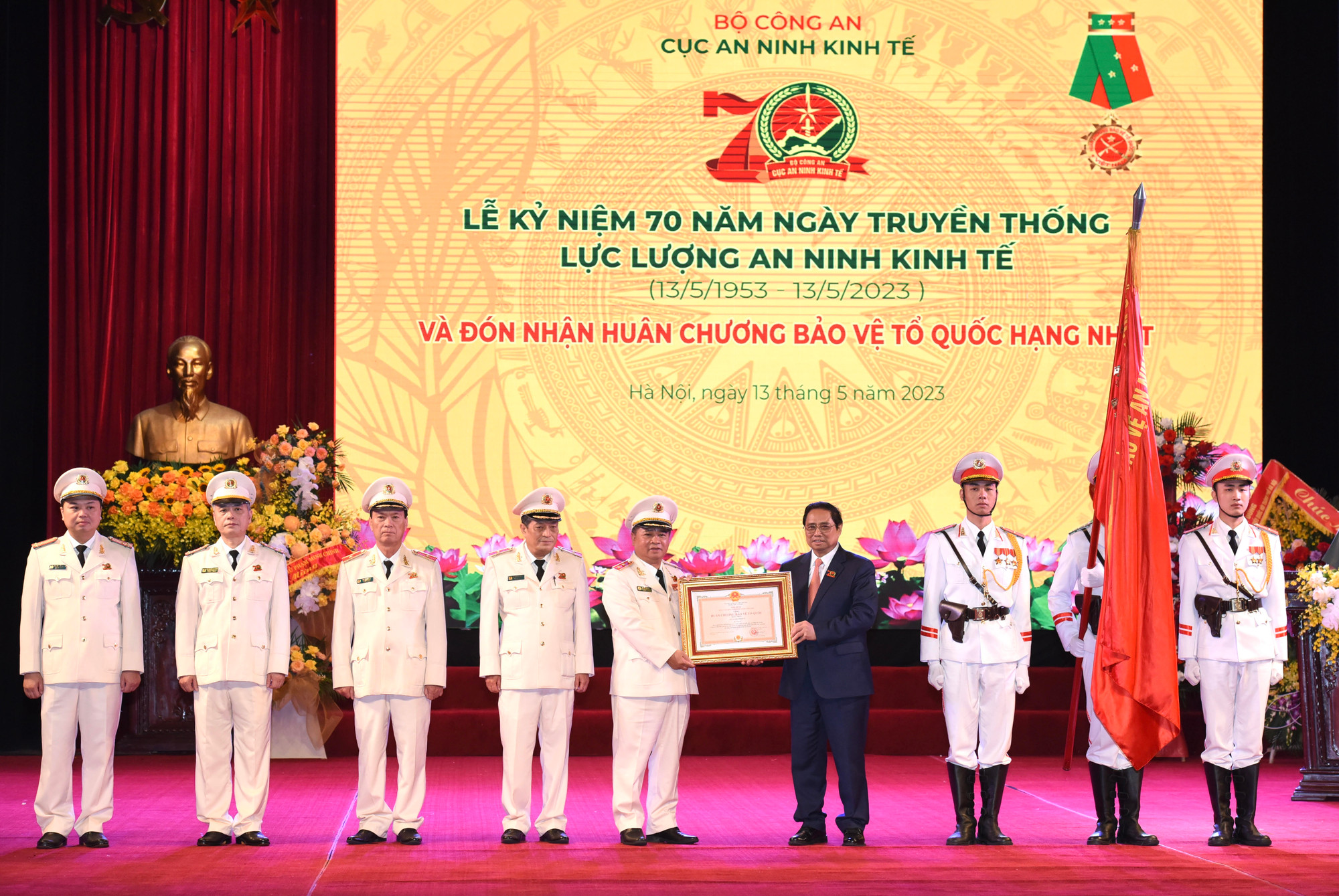 Thủ tướng Phạm Minh Chính trao Huân chương Bảo vệ Tổ quốc hạng Nhất cho lực lượng An ninh kinh tế.