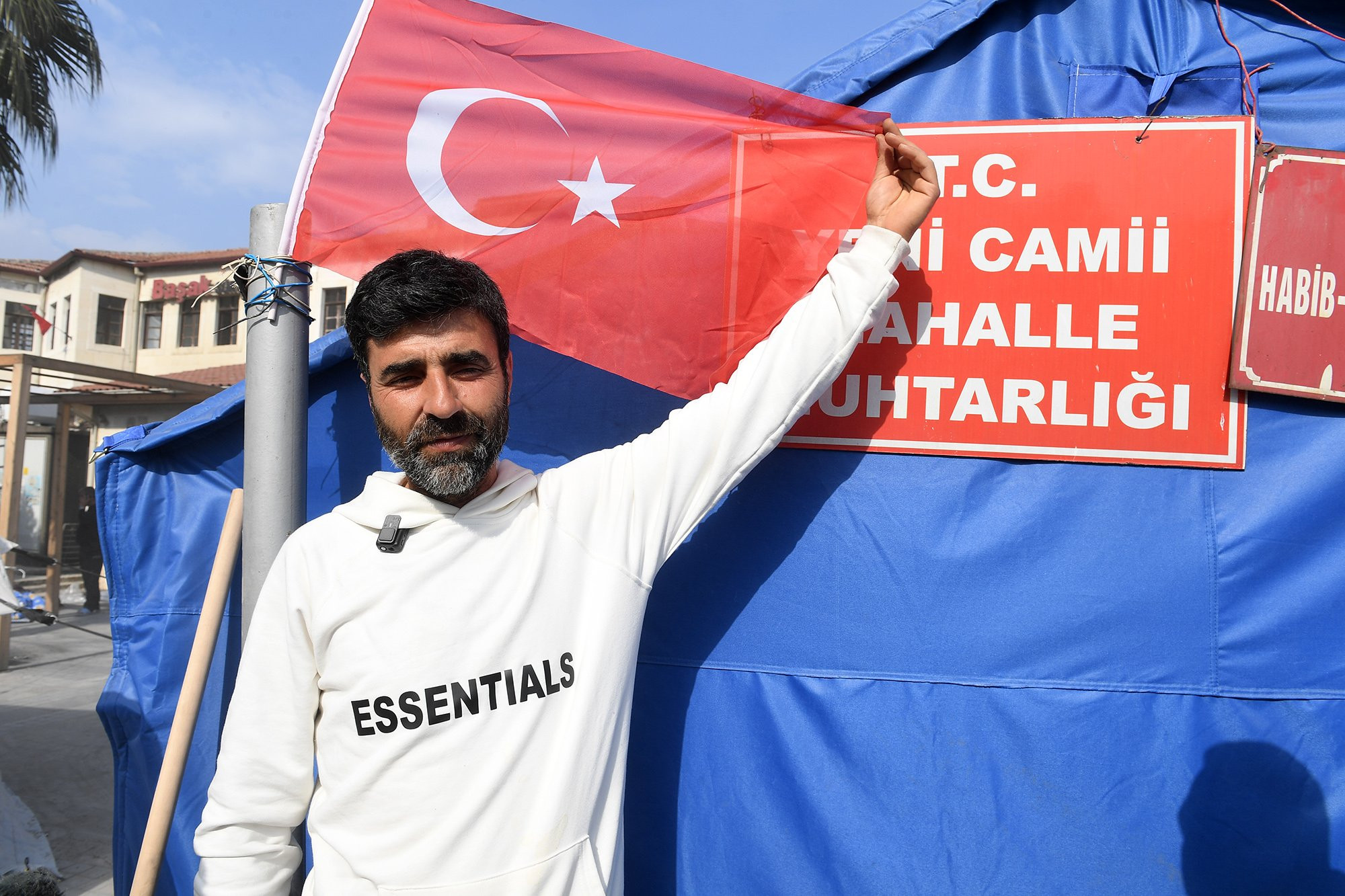 Không chỉ cầu nguyện và tiếc thương, Serkan Borklu còn kêu gọi và lập một điểm cứu trợ miễn phí cho người dân ngay bên hông giáo đường Habib-i Neccar. (Ảnh: Thành Đạt)