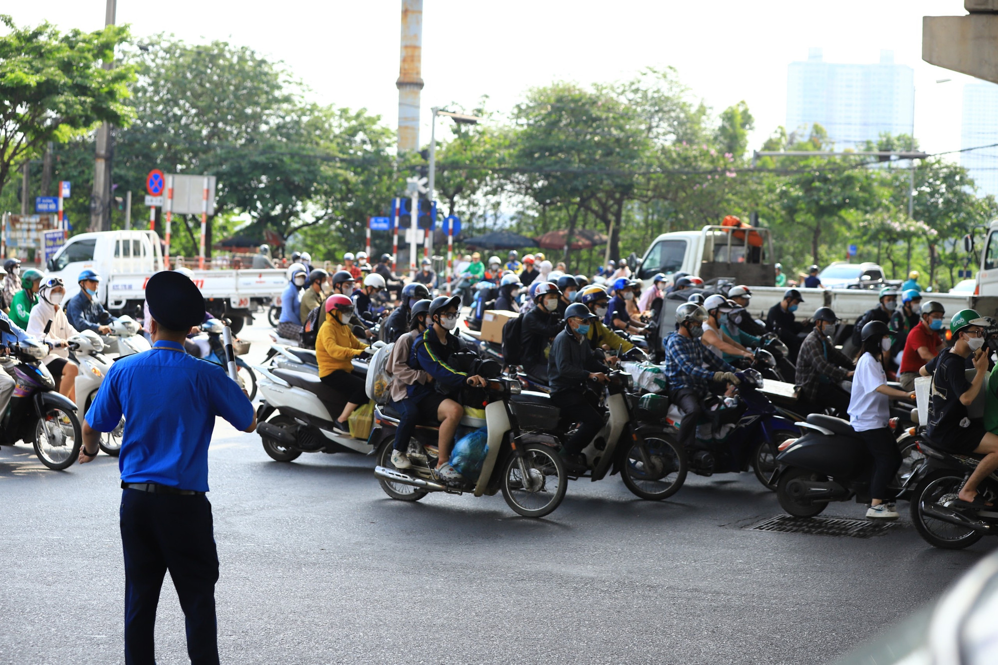 Để bảo đảm giao thông thông suốt, lực lượng thanh tra giao thông đã có mặt để hướng dẫn phân làn, tránh tình trạng ùn tắc kéo dài xảy ra. (Ảnh: Sơn Bách)